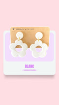 Boucles d’oreilles • Boucles en fleurs 70s blanches