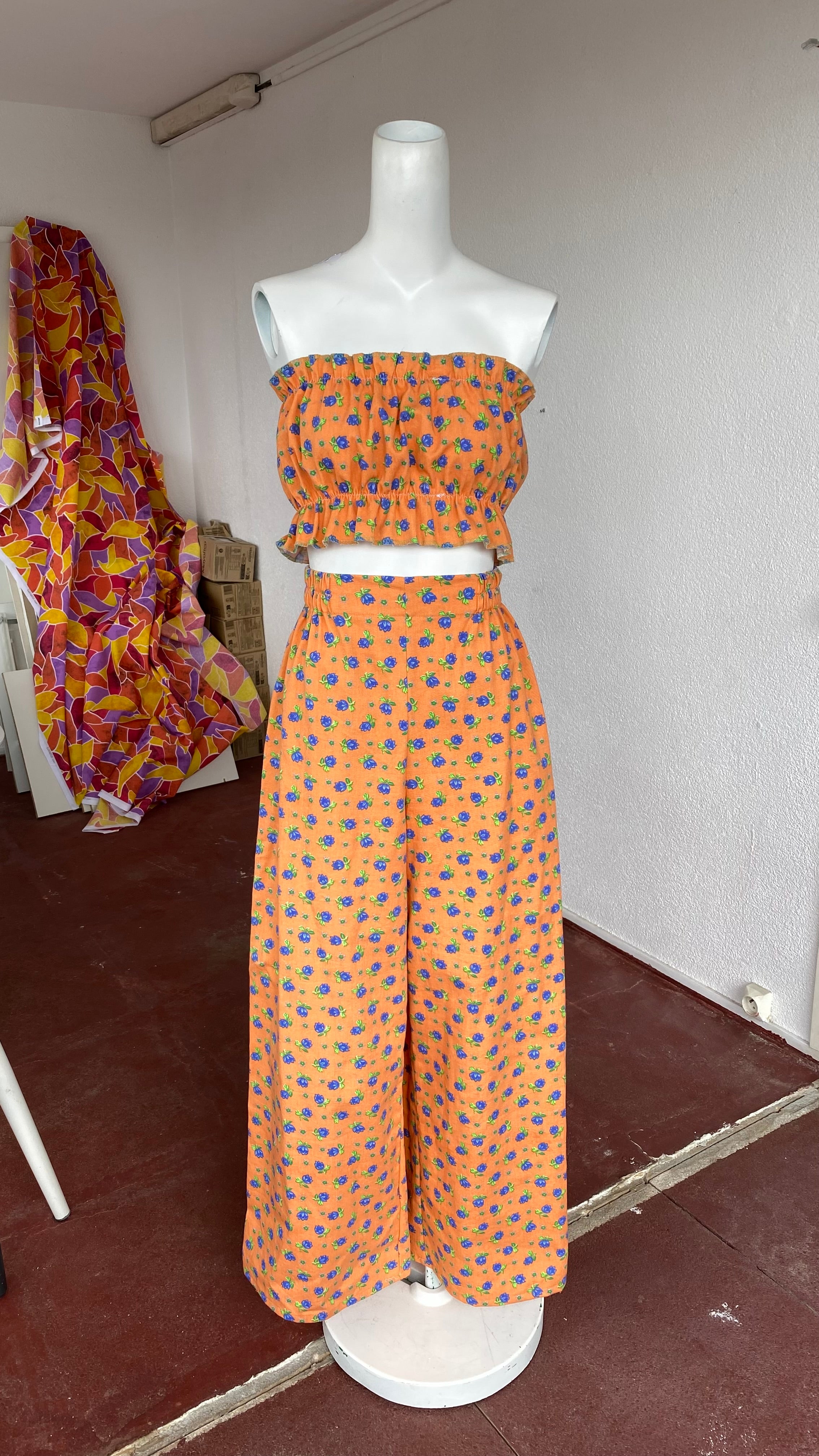 Pants • Taille XS/S • Pantalon upcyclé effet jeans orange à fleurs bleues