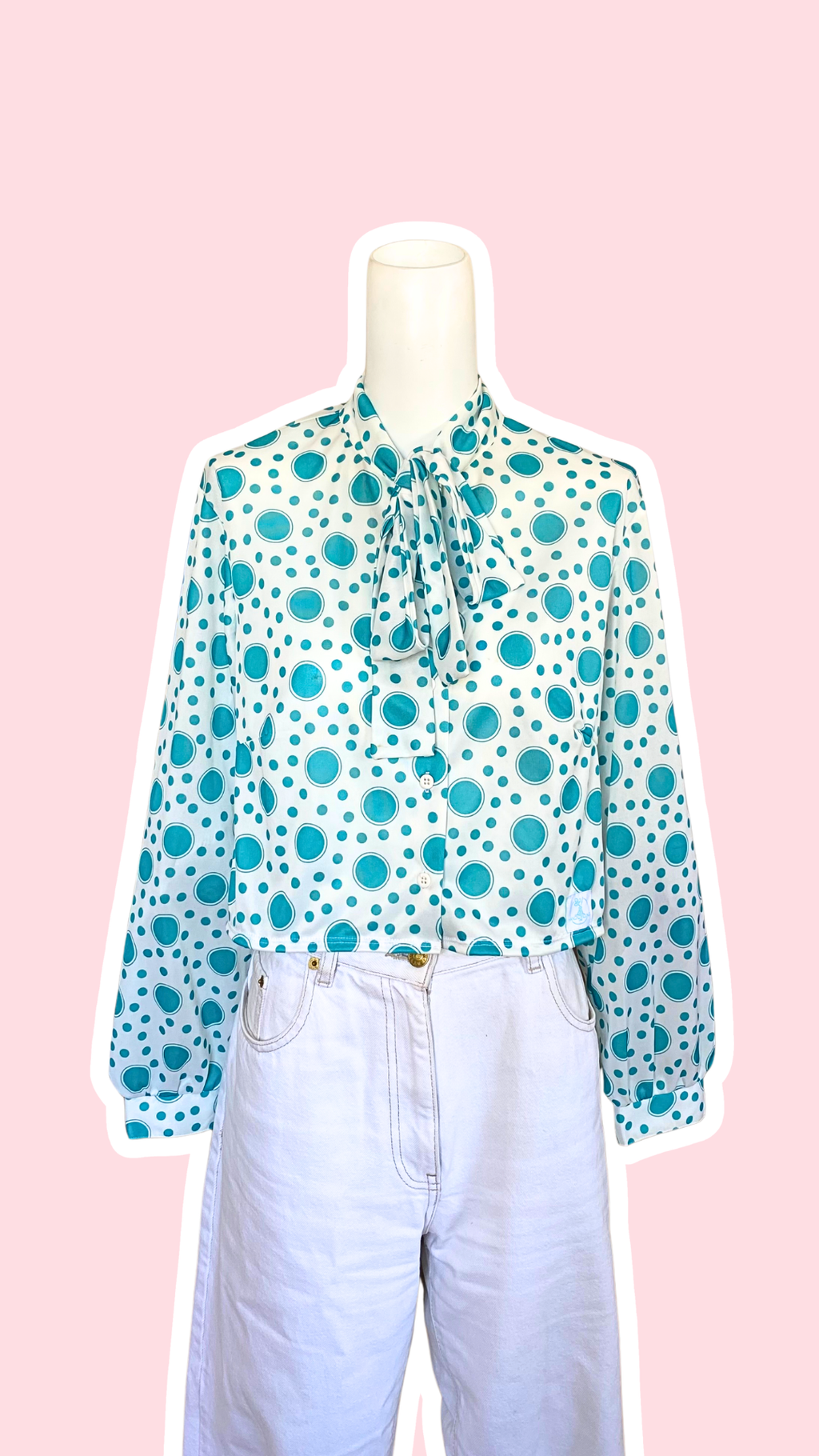 Cropped • T. 36 à 40 • Chemise blanche à pois bleus col lavallière