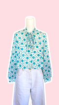 Cropped • T. 36 à 40 • Chemise blanche à pois bleus col lavallière