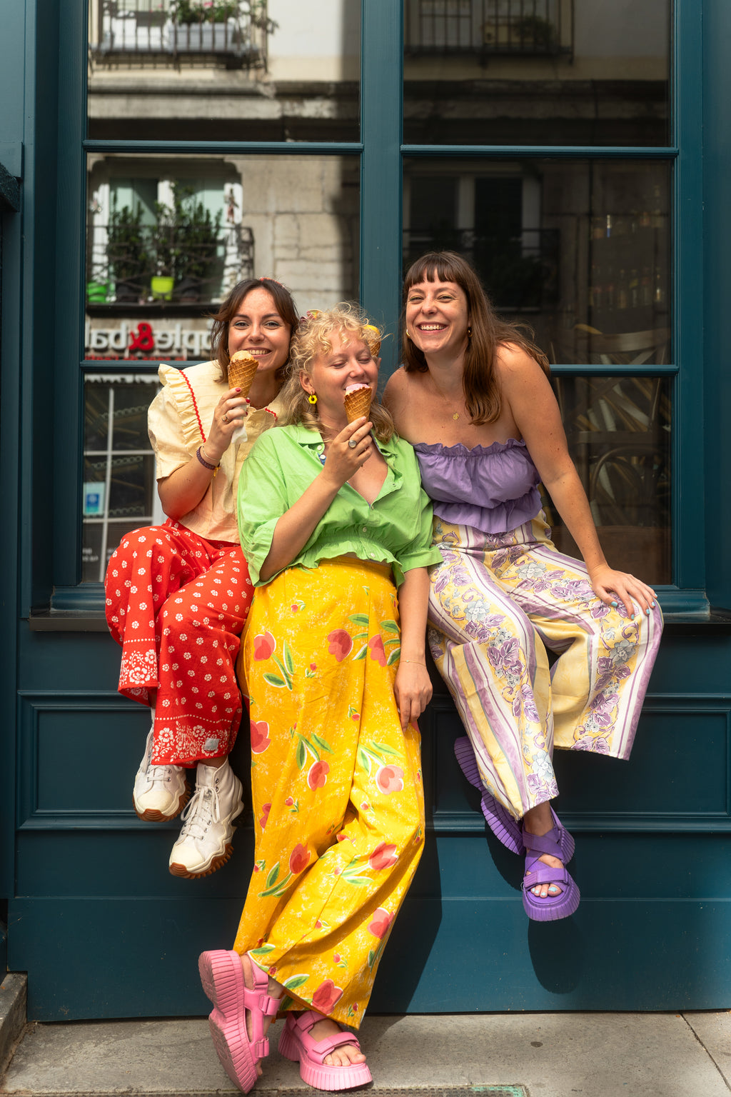 Pants • Taille L • Pantalon upcyclé jaune à fleurs rouges
