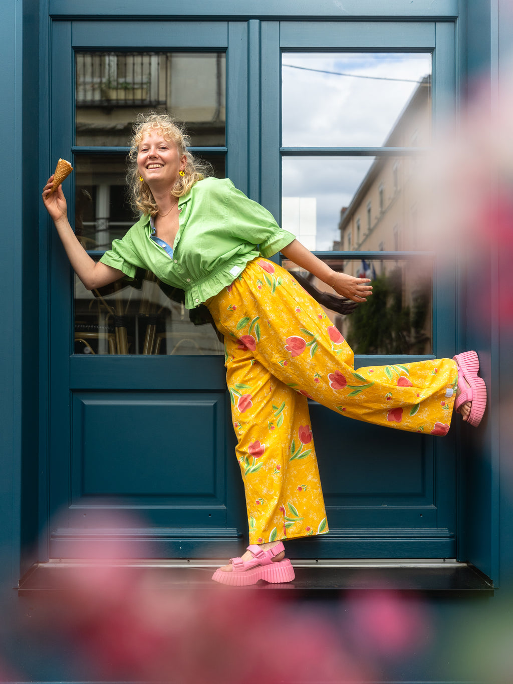 Pants • Taille L • Pantalon upcyclé jaune à fleurs rouges