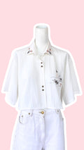 chemise crop top blanche à broderies chiens
