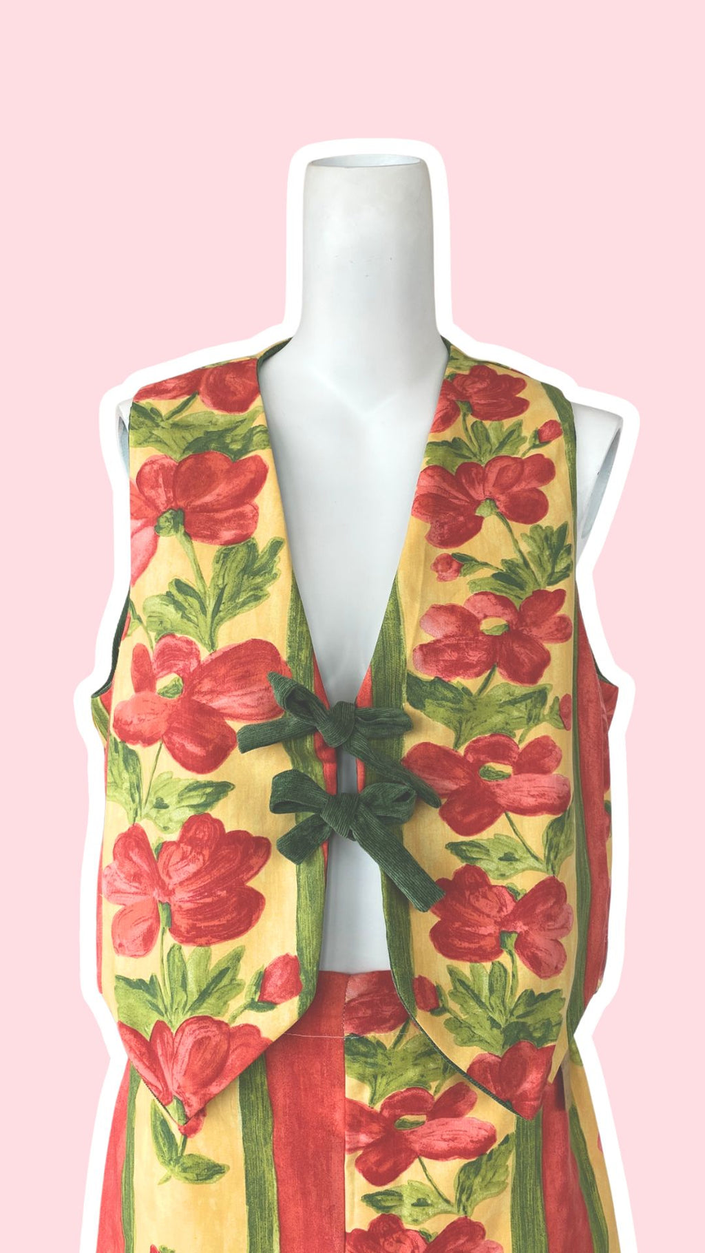 Veston • Taille unique • Veston upcyclé jaune fleurs rouges / velours vert