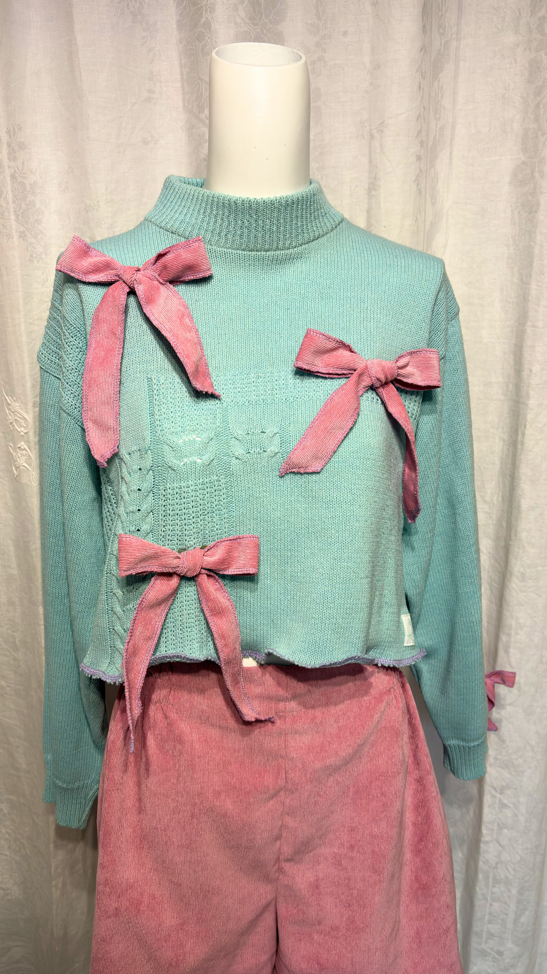 Pull upcyclé • T.36 à 40 • pull court à noeuds rose détachables