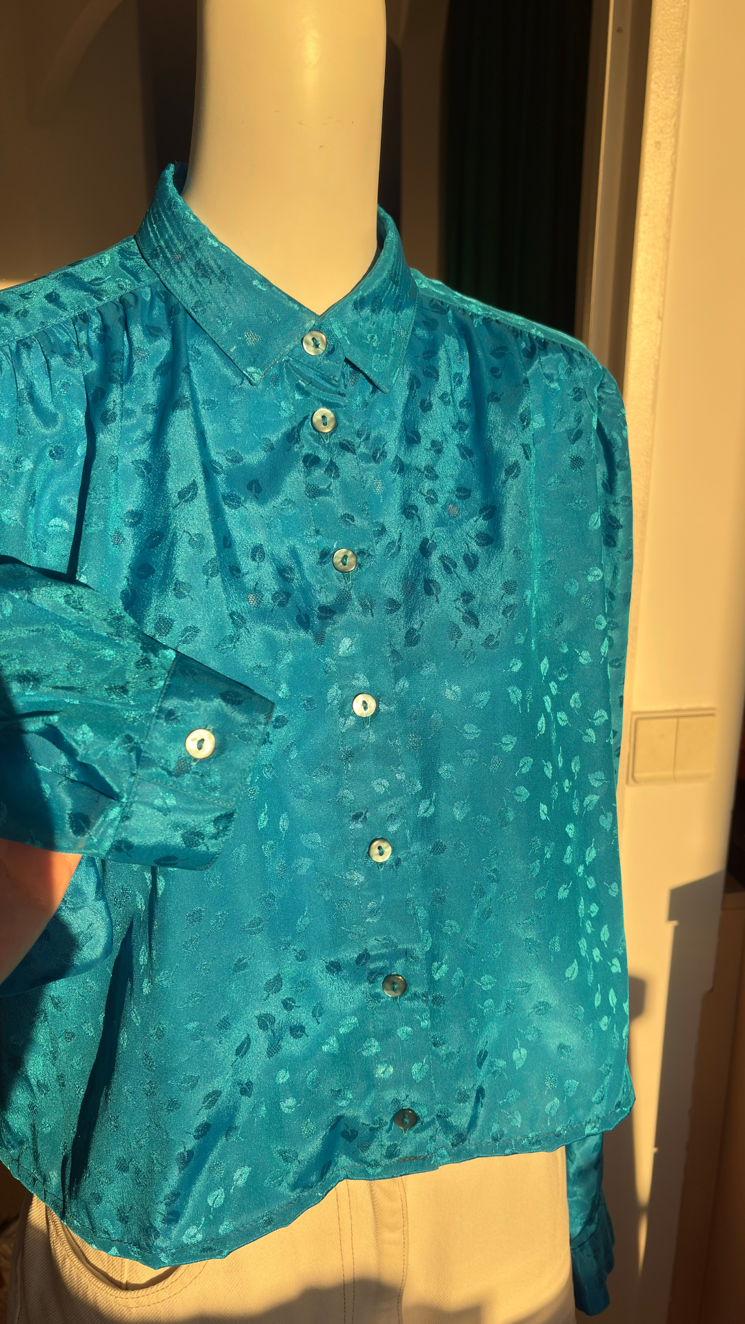 Cropped • T. 36 à 40 • Chemise crop top manches longues satinée bleue à motifs