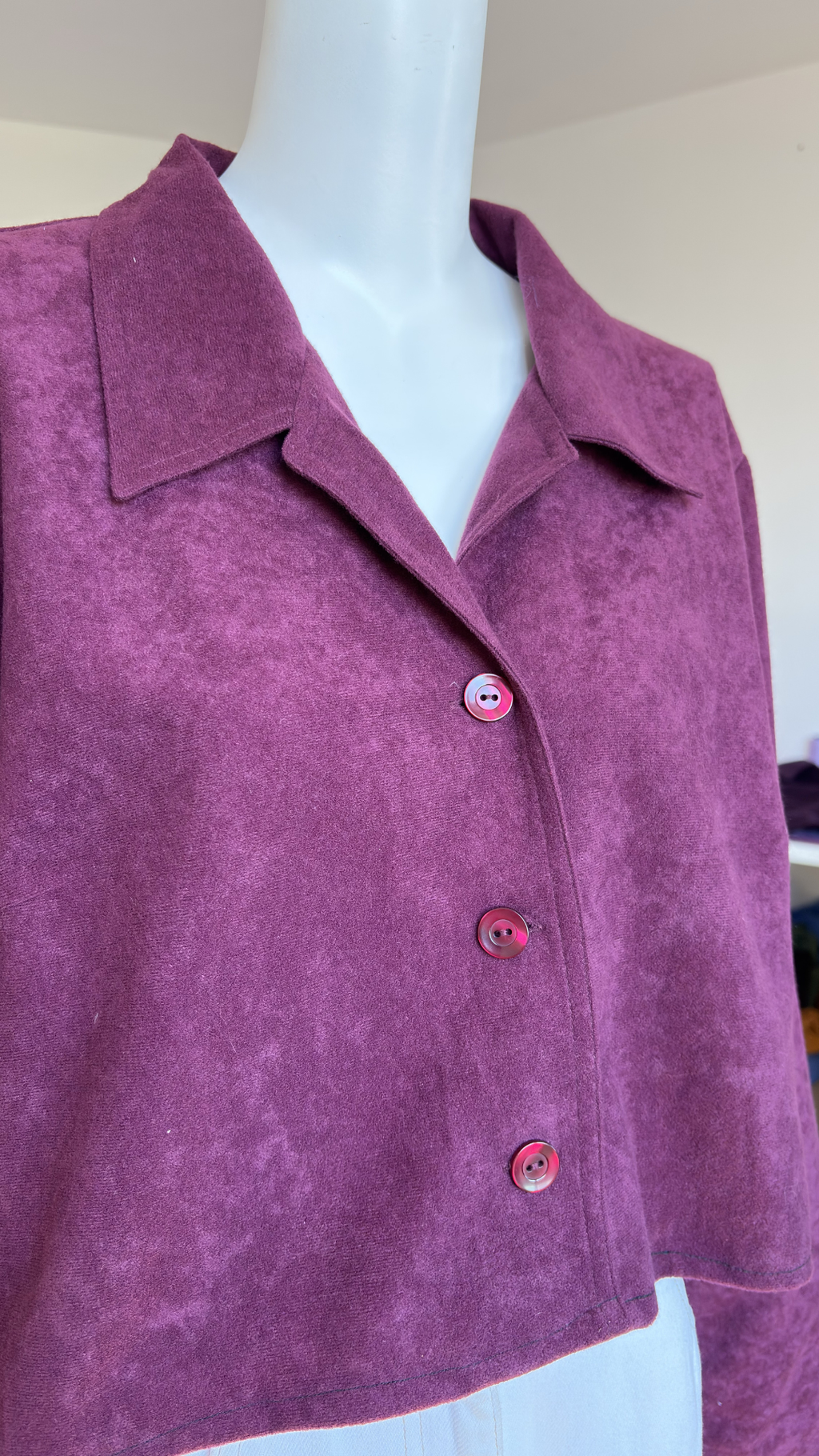 Cropped Jacket • T. 38 à 46 • Surchemise courte velours lie de vin