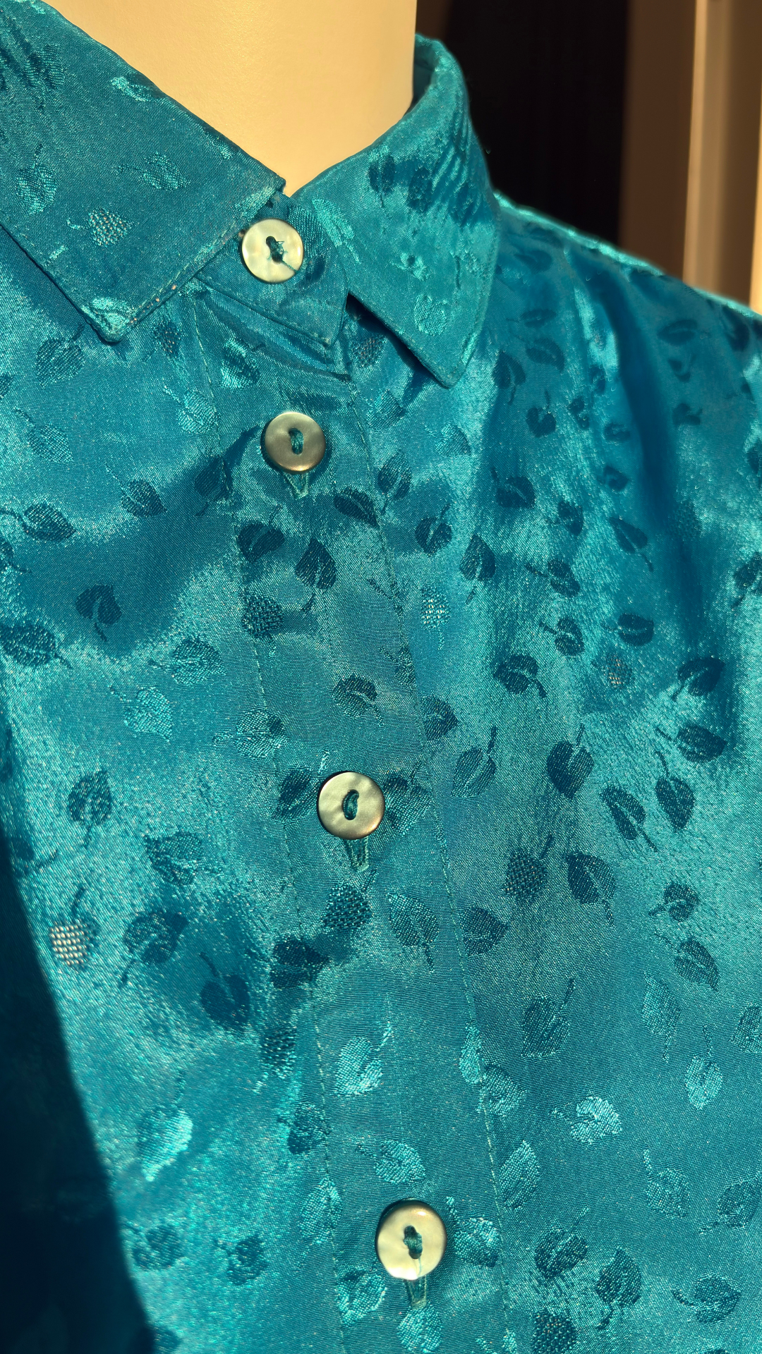 Cropped • T. 36 à 40 • Chemise crop top manches longues satinée bleue à motifs