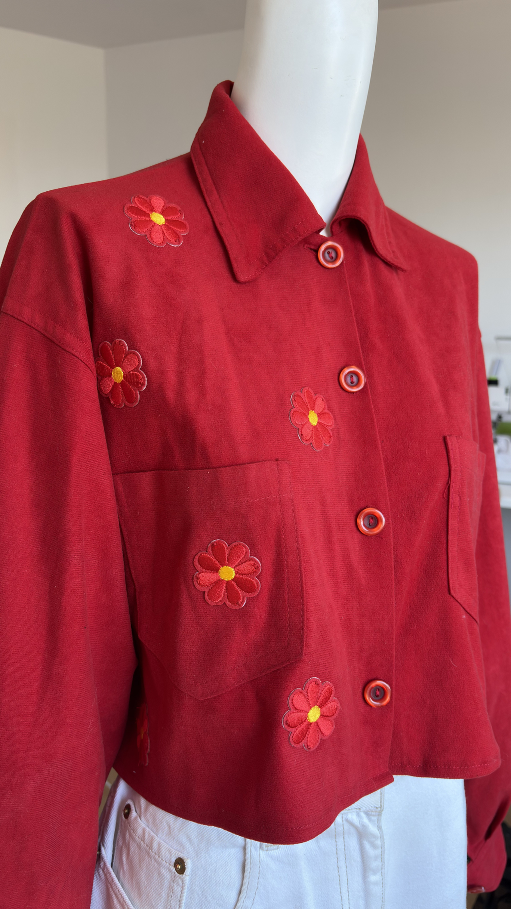 Cropped Jacket • T. 38 à 44 • Surchemise courte rouge coté fleurs