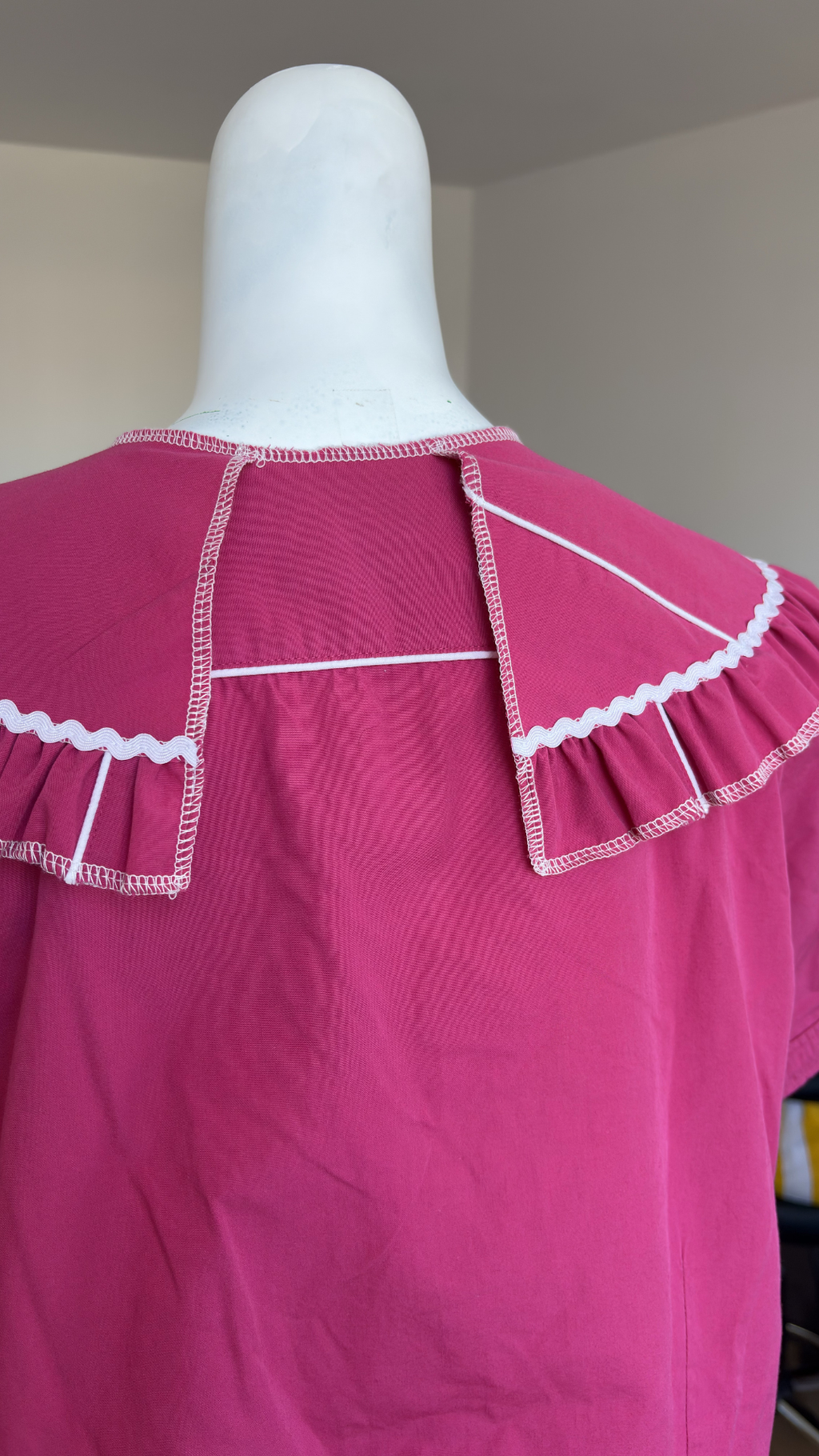 .Sweaties • T.32 à 38 • Chemise upcyclée grand col rose fuchsia zig zag blanc