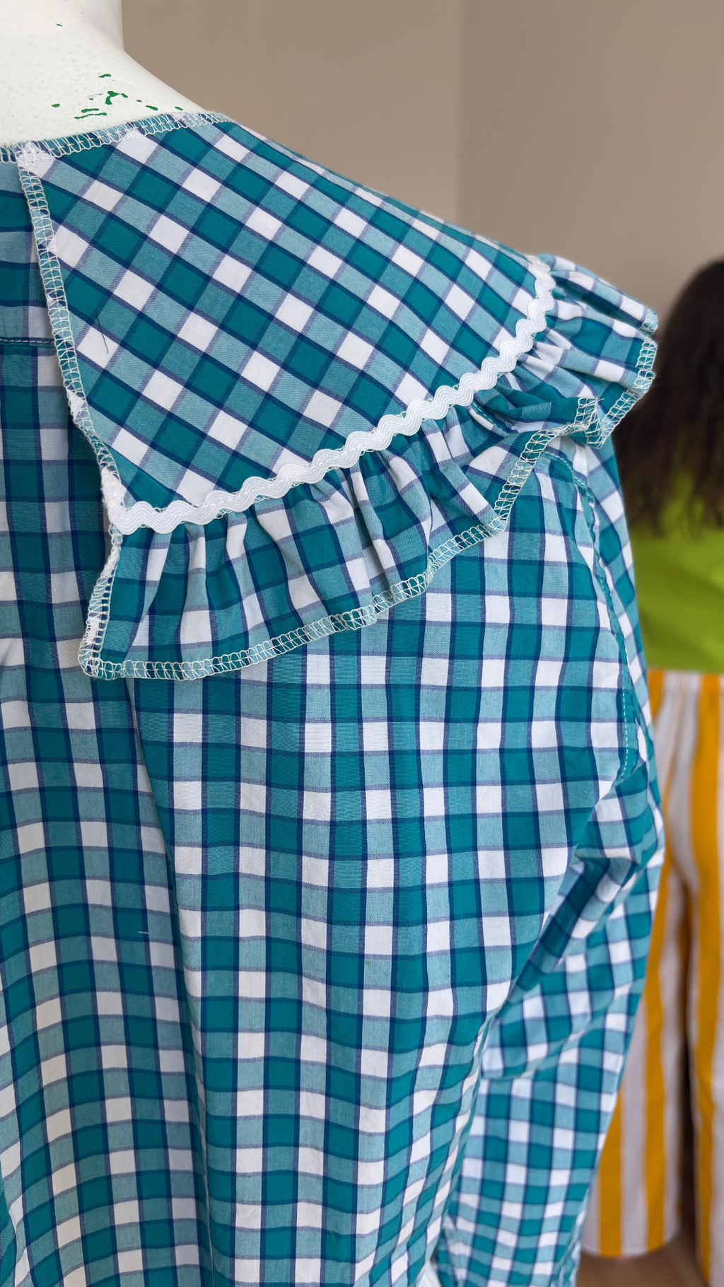 Sweaties • T.36 à 42 • Chemise upcyclée grand col bleu à carreaux blancs