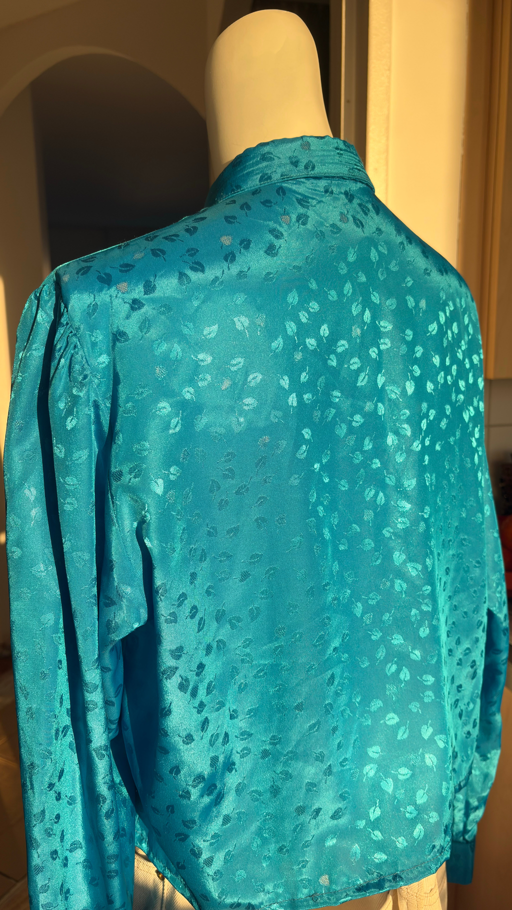 Cropped • T. 36 à 40 • Chemise crop top manches longues satinée bleue à motifs