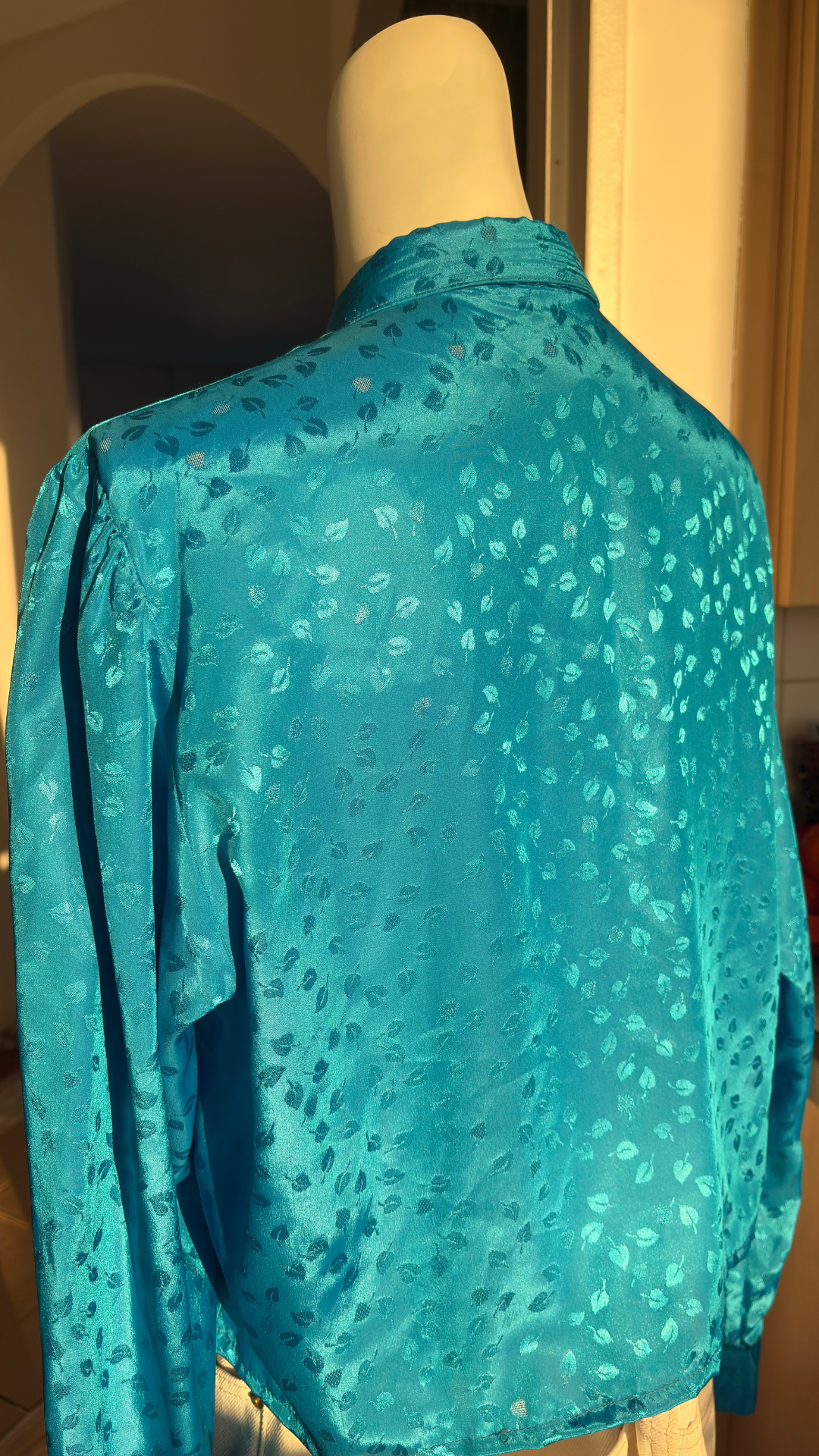 Cropped • T. 36 à 40 • Chemise crop top manches longues satinée bleue à motifs
