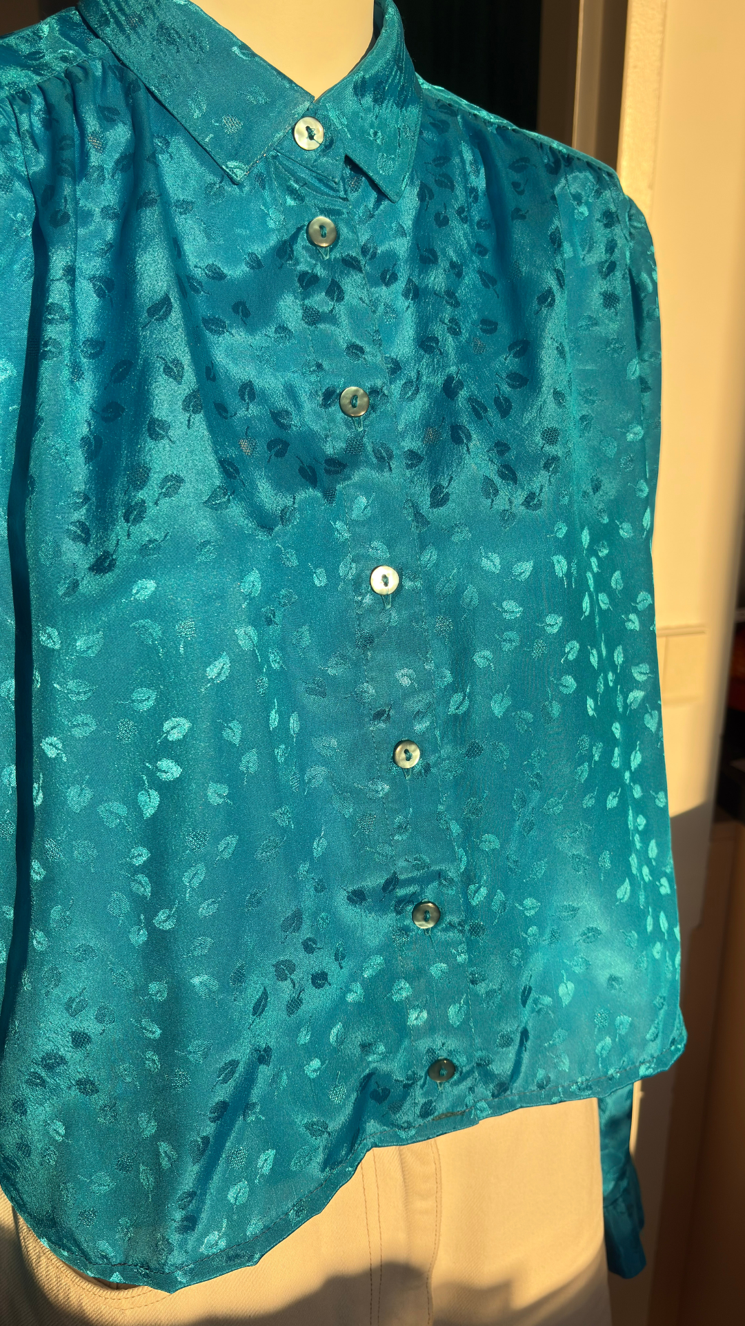 Cropped • T. 36 à 40 • Chemise crop top manches longues satinée bleue à motifs