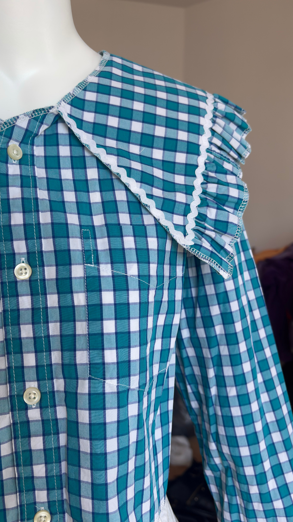 Sweaties • T.36 à 42 • Chemise upcyclée grand col bleu à carreaux blancs