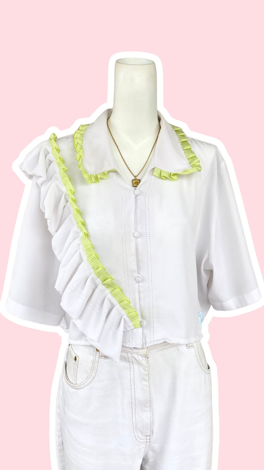Cropped • T. 36 à 40 • Chemise courte blanche avec des broderies & ruban vert