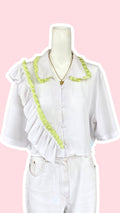 Cropped • T. 36 à 40 • Chemise courte blanche avec des broderies & ruban vert