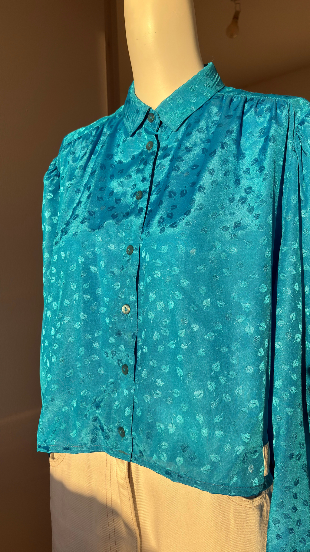 Cropped • T. 36 à 40 • Chemise crop top manches longues satinée bleue à motifs