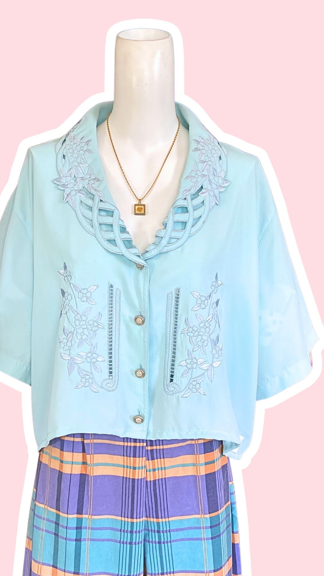 Cropped • T. 42 à 50 • Chemise bleu ciel brodée