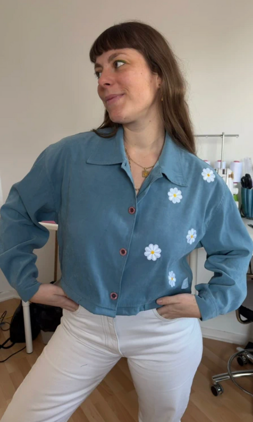 .Cropped Jacket • T. 36 à 44 • Surchemise veste courte bleu avec fleurs blanches
