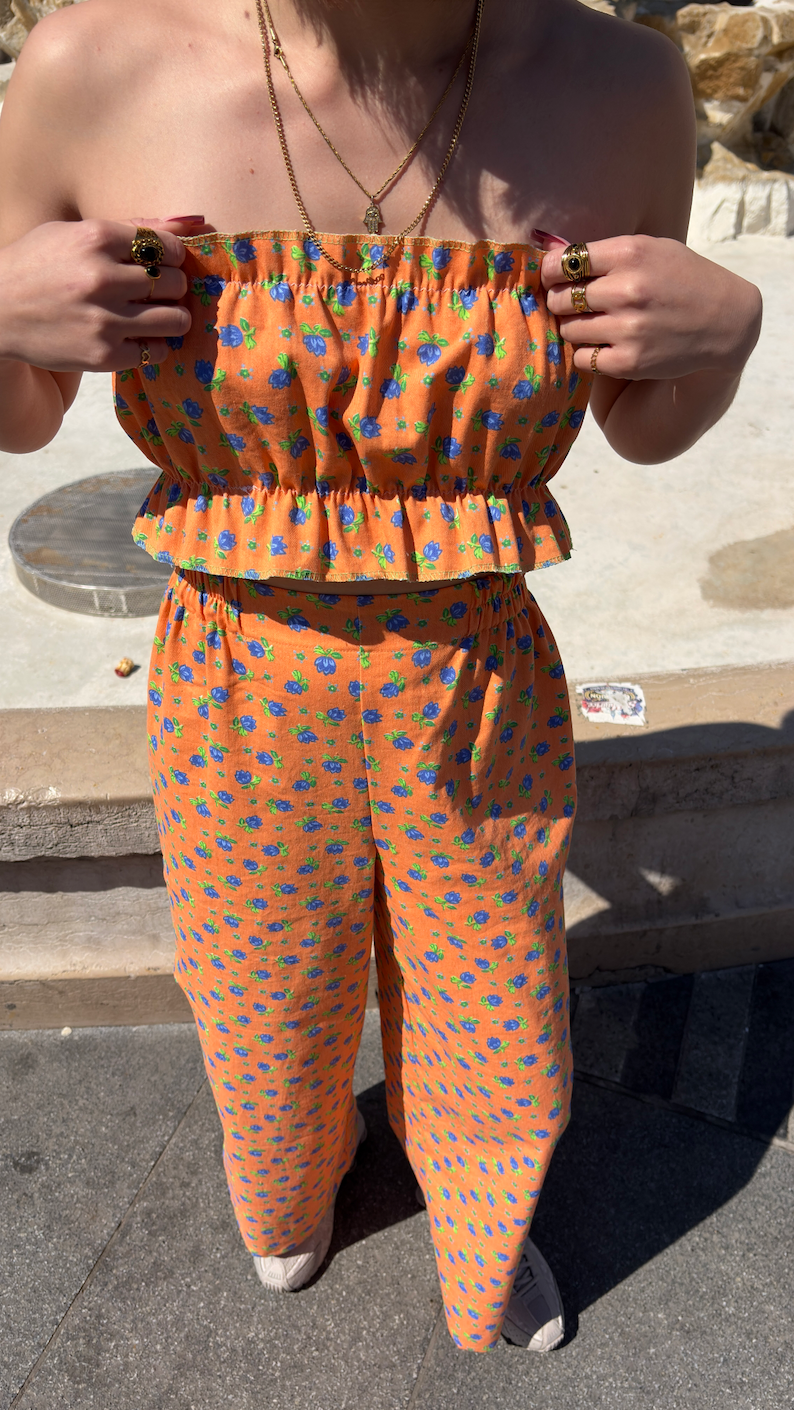 Pants • Taille XS/S • Pantalon upcyclé effet jeans orange à fleurs bleues