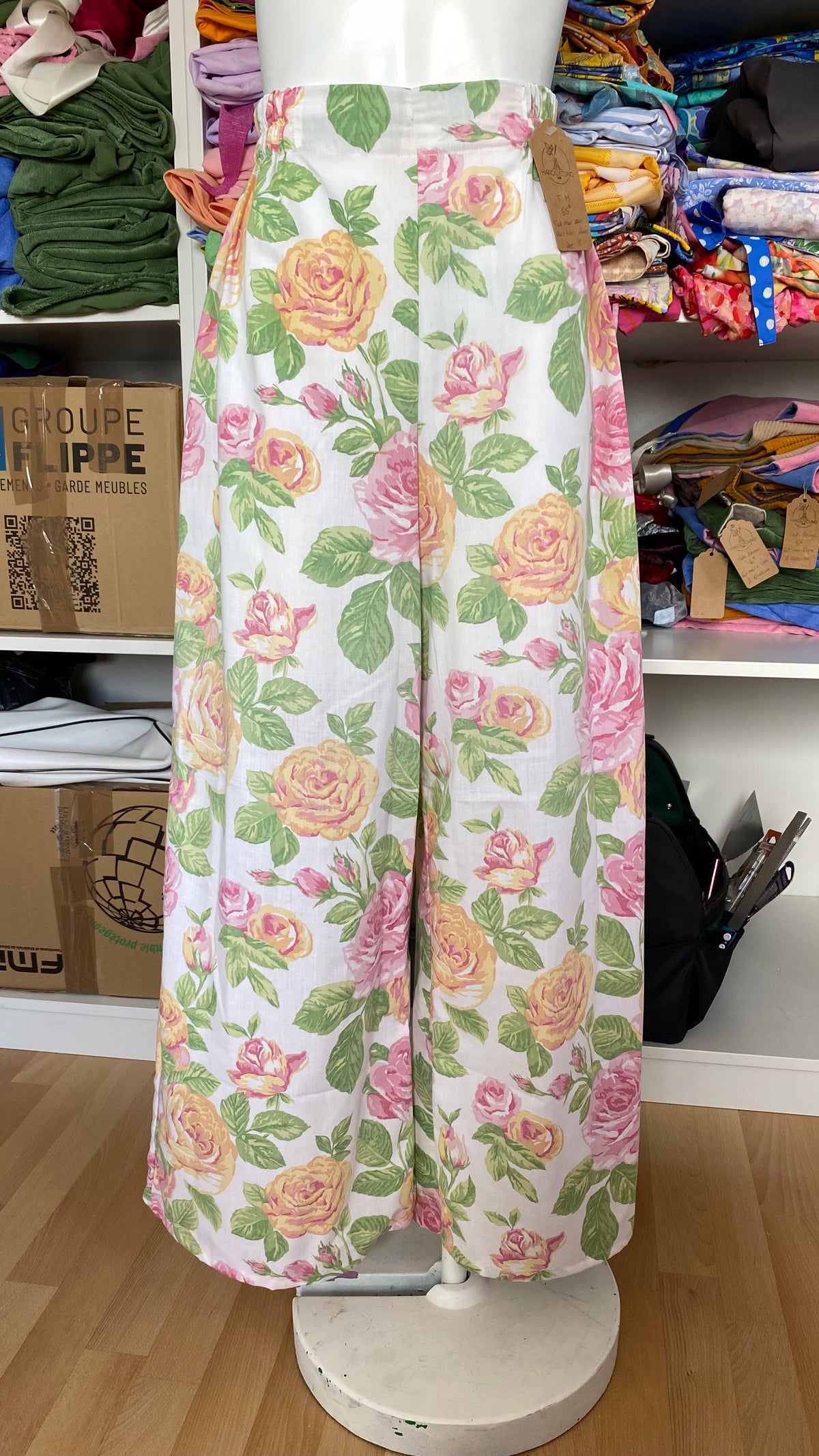 Pants • Taille M • Pantalon upcyclé blanc à fleurs