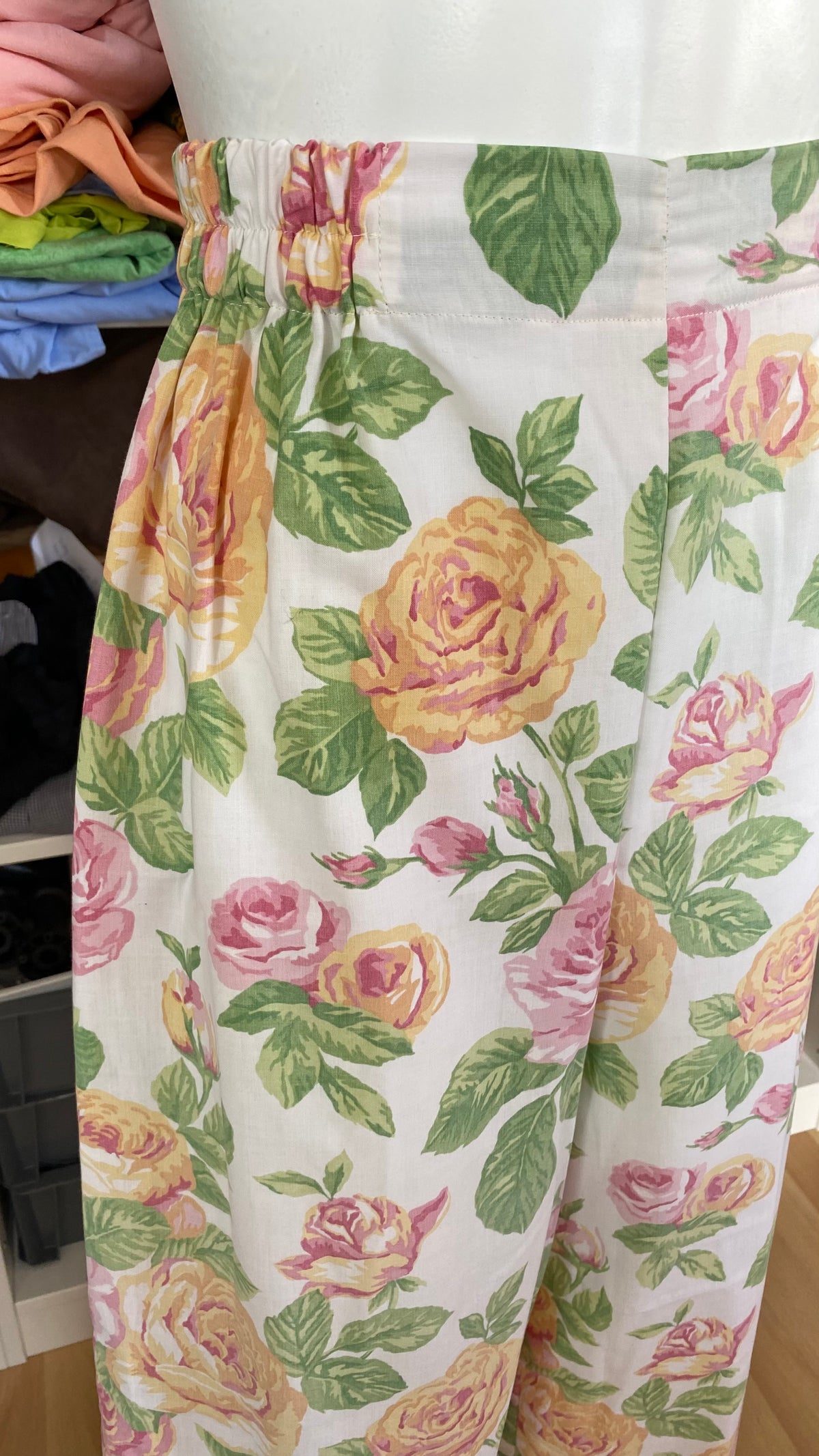 Pants • Taille M • Pantalon upcyclé blanc à fleurs