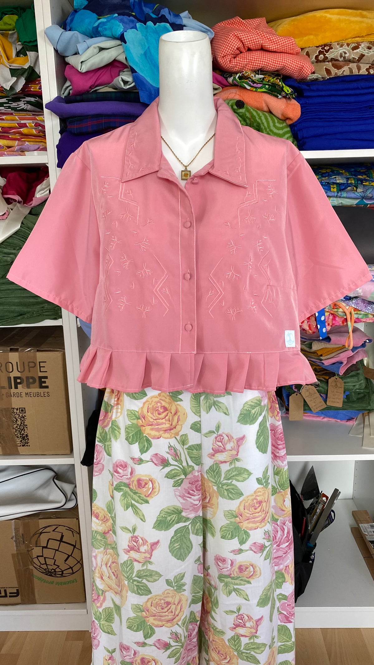 Froufrou • T. 36 à 40 • Chemise crop top vieux rose brodée