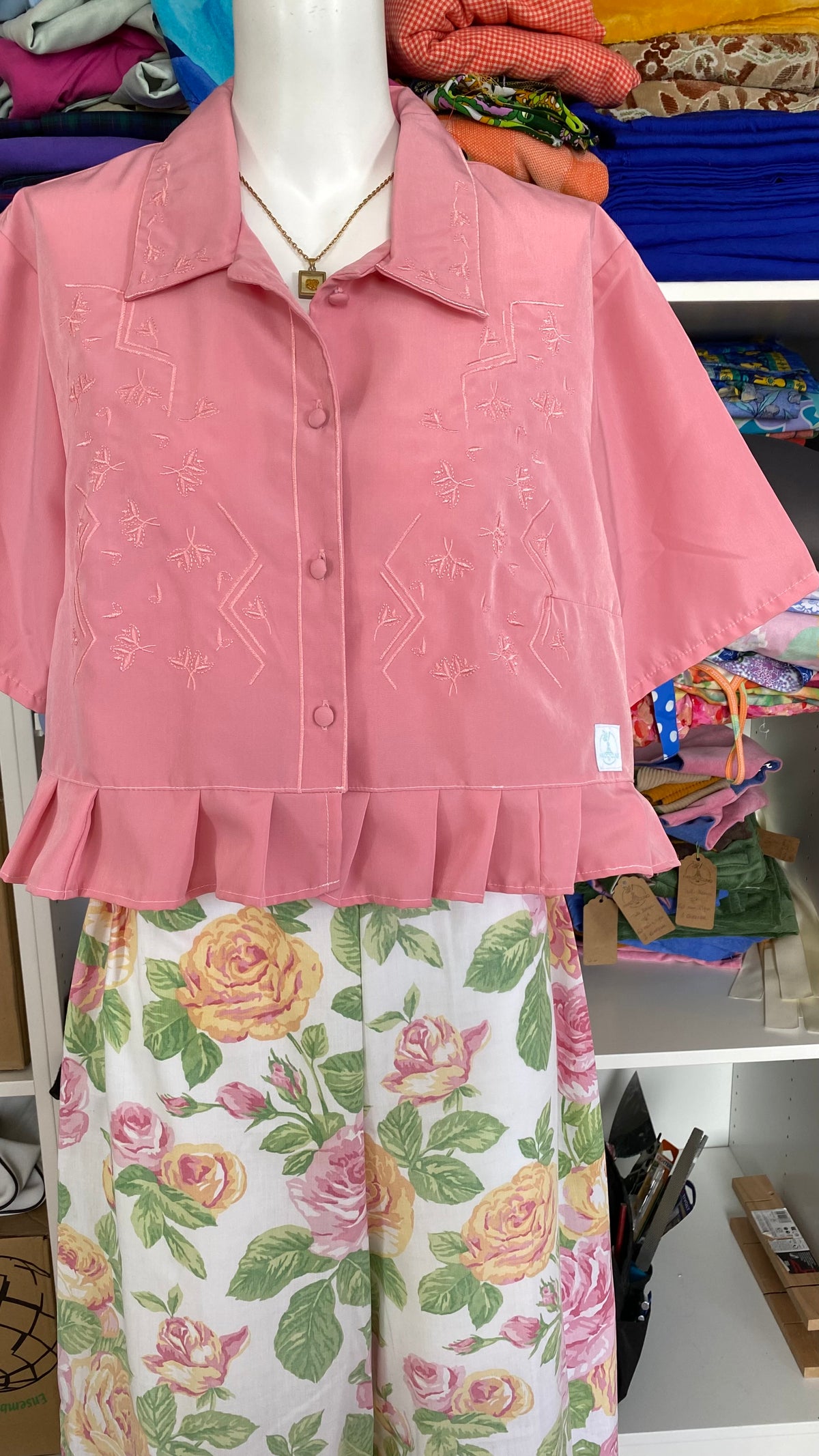 Froufrou • T. 36 à 40 • Chemise crop top vieux rose brodée