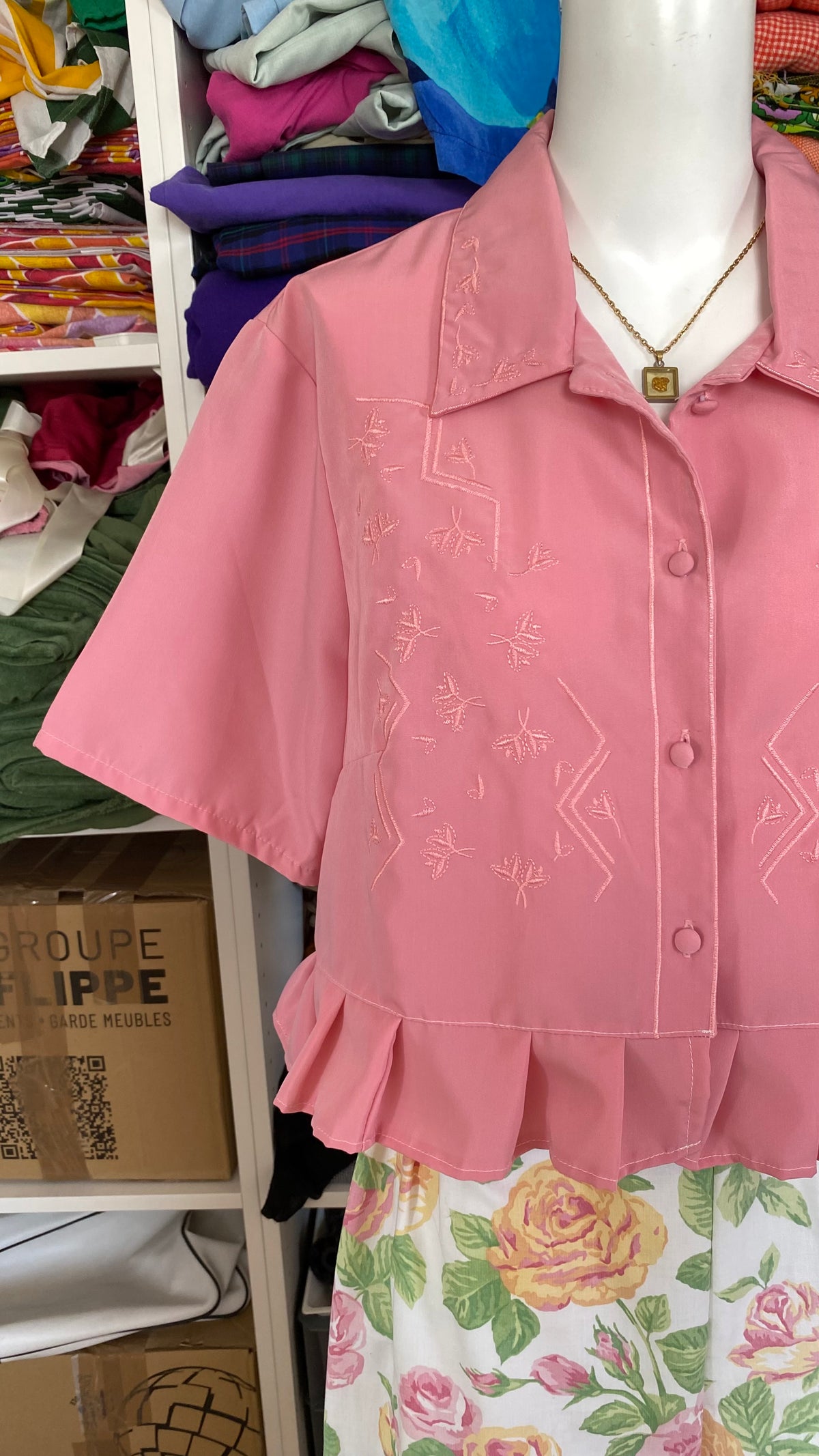 Froufrou • T. 36 à 40 • Chemise crop top vieux rose brodée