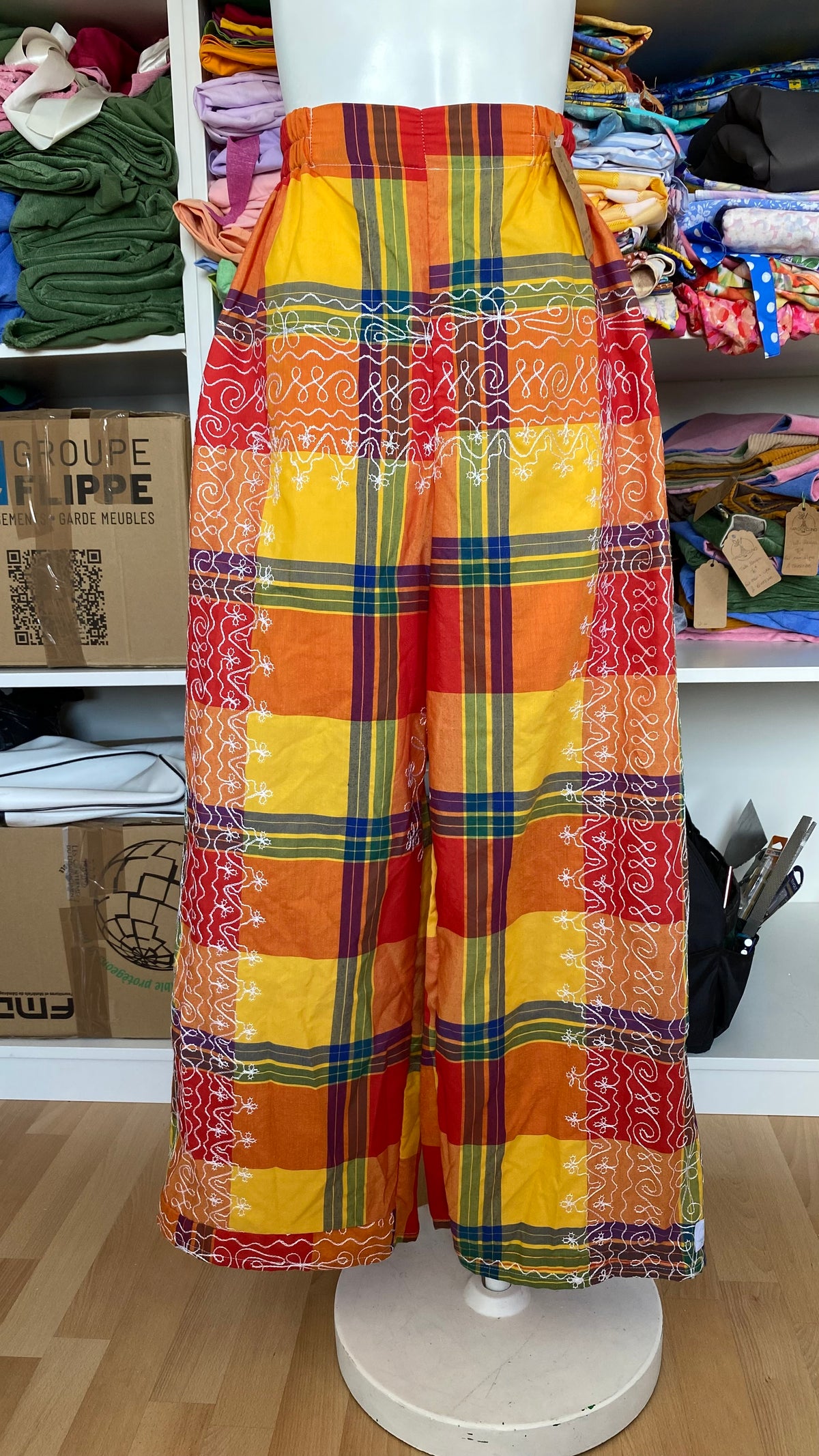 Pants • Taille M • Pantalon upcyclé madras brodé blanc