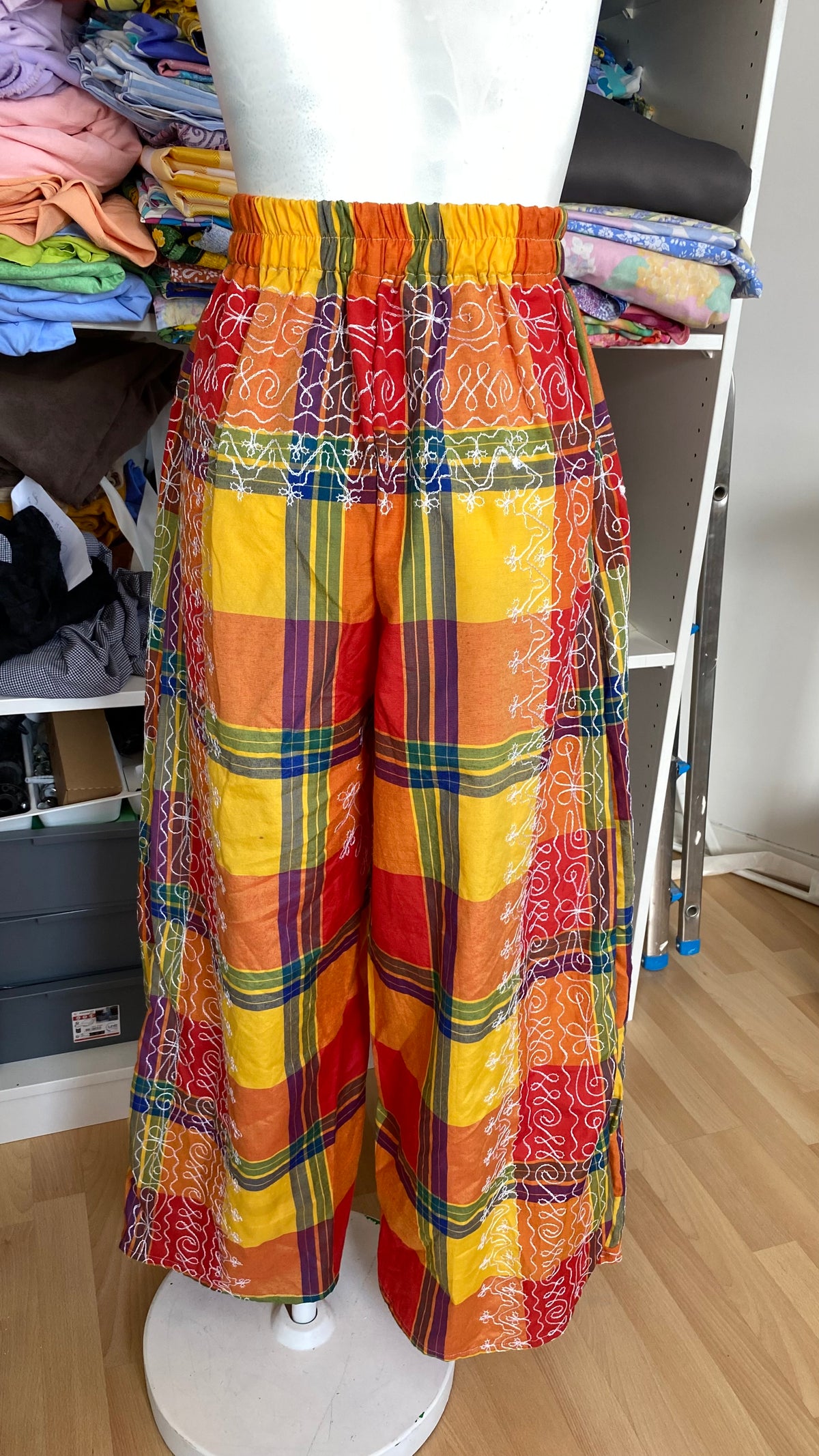 Pants • Taille M • Pantalon upcyclé madras brodé blanc