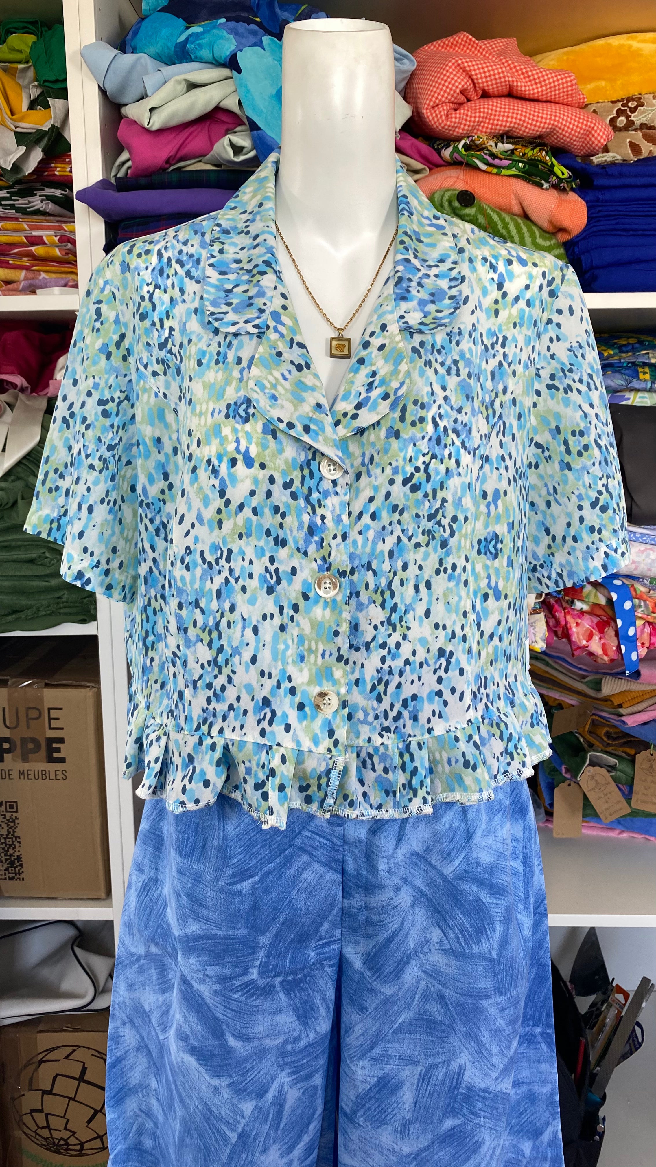 Froufrou • T. 36 à 40 • Chemise crop top tons bleu clairs à motifs