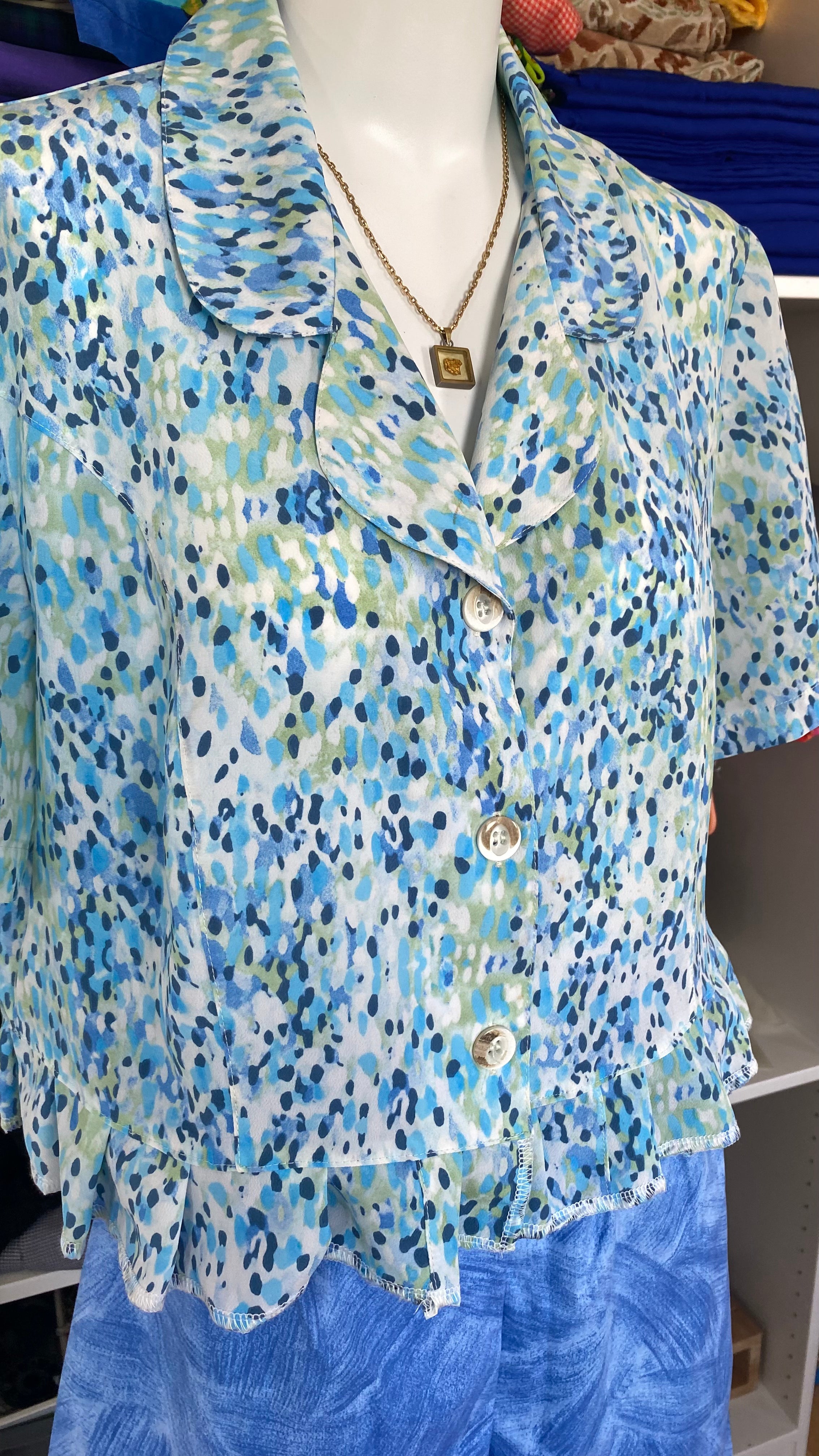Froufrou • T. 36 à 40 • Chemise crop top tons bleu clairs à motifs
