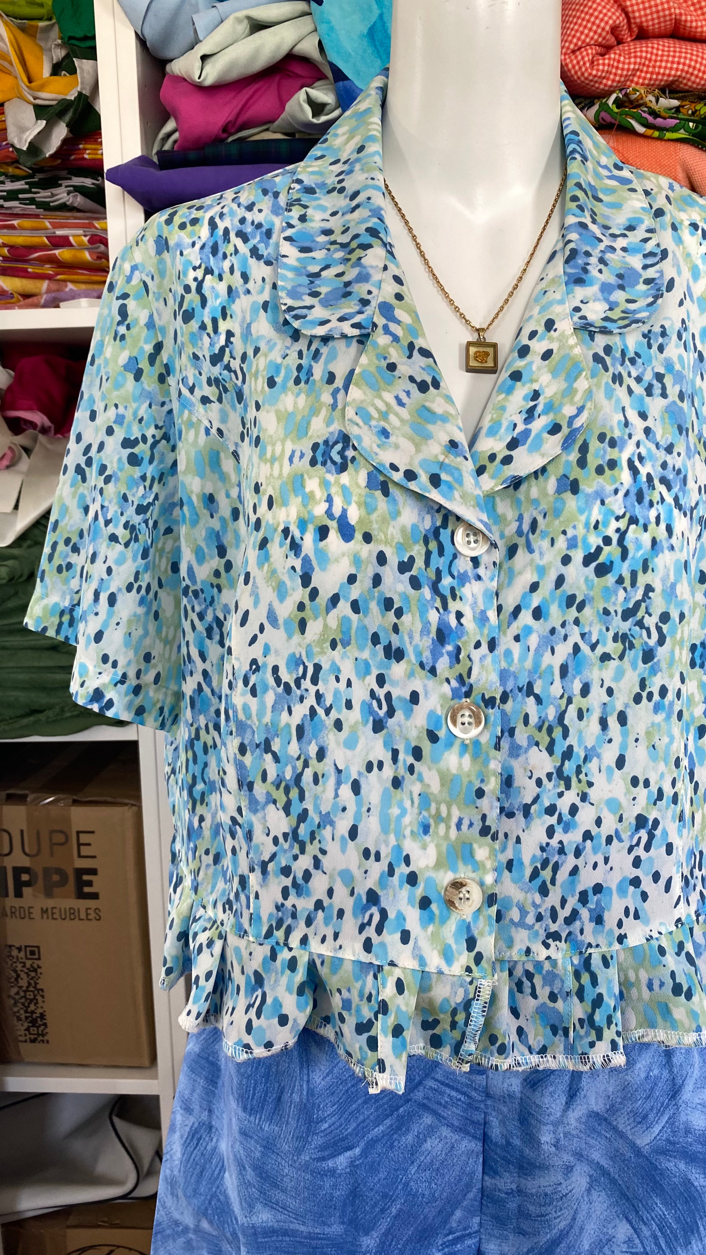 Froufrou • T. 36 à 40 • Chemise crop top tons bleu clairs à motifs