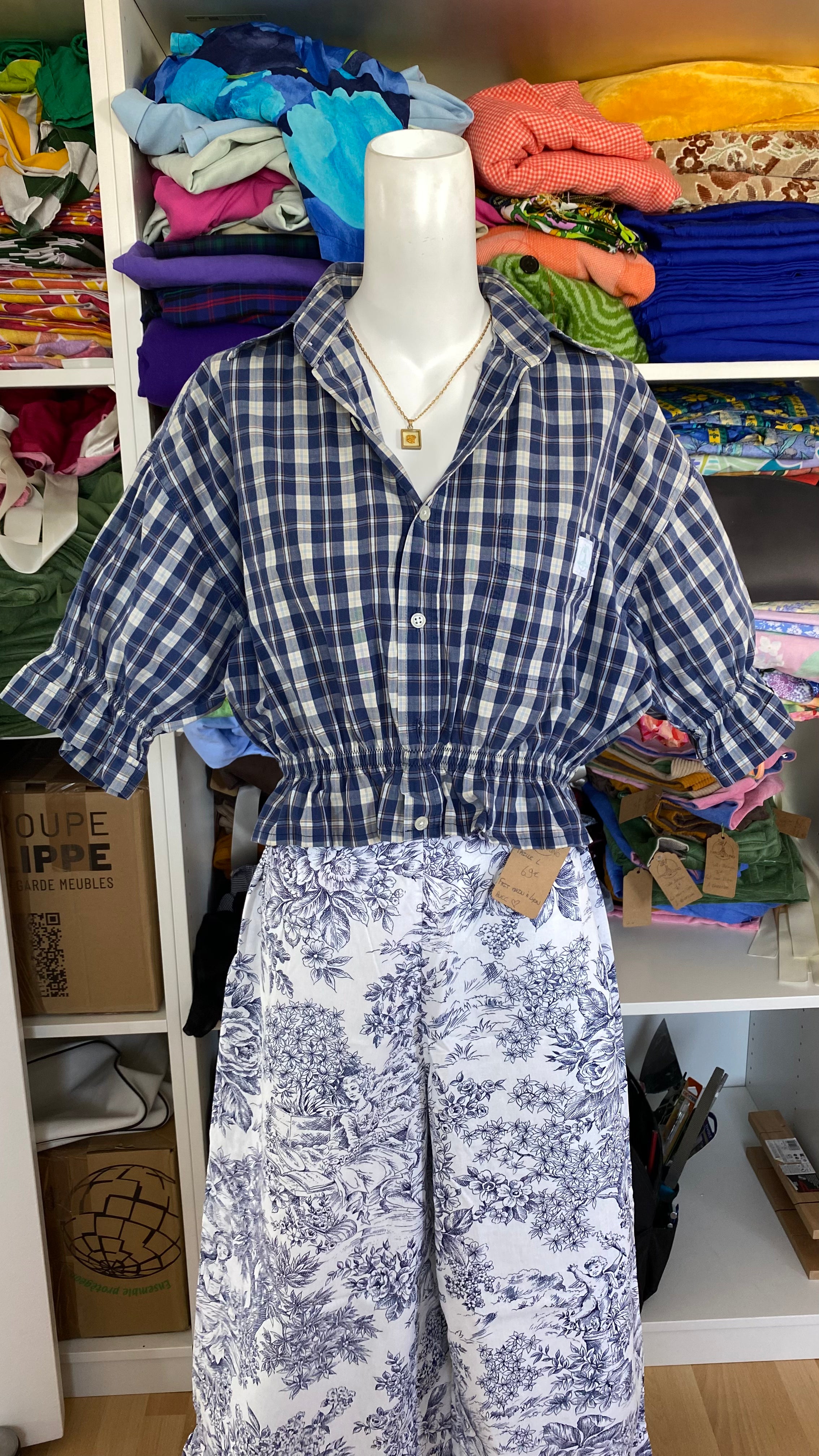 Intemporelle • T. 36 à 40 • Chemise crop carreaux bleu et beige