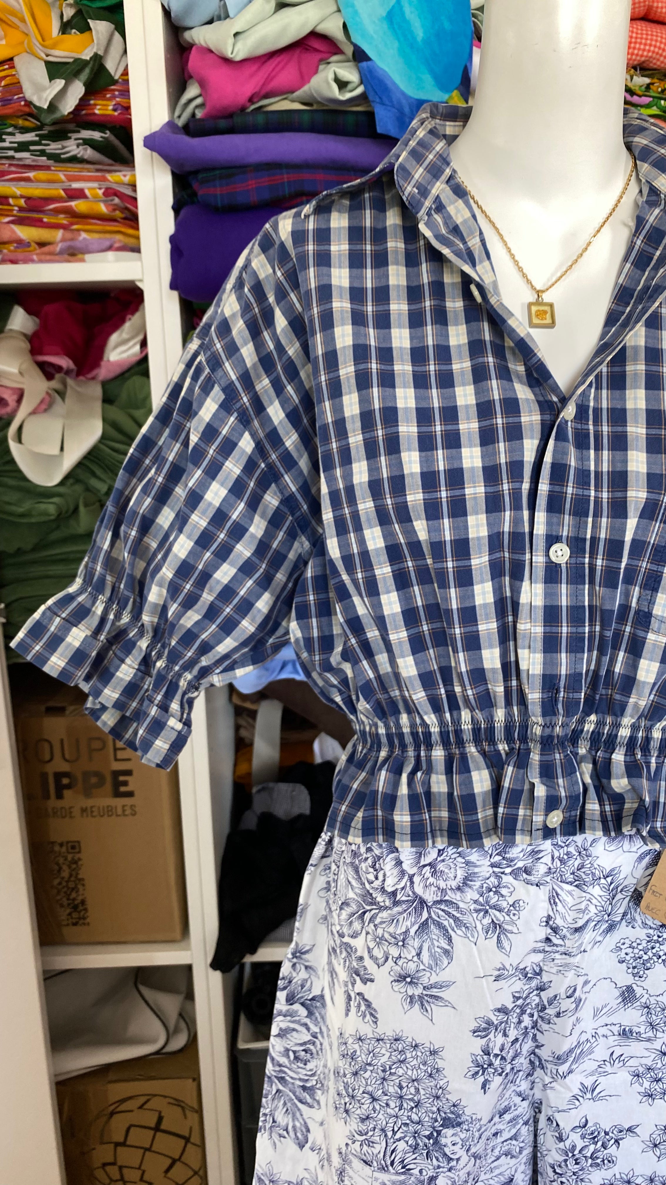 Intemporelle • T. 36 à 40 • Chemise crop carreaux bleu et beige