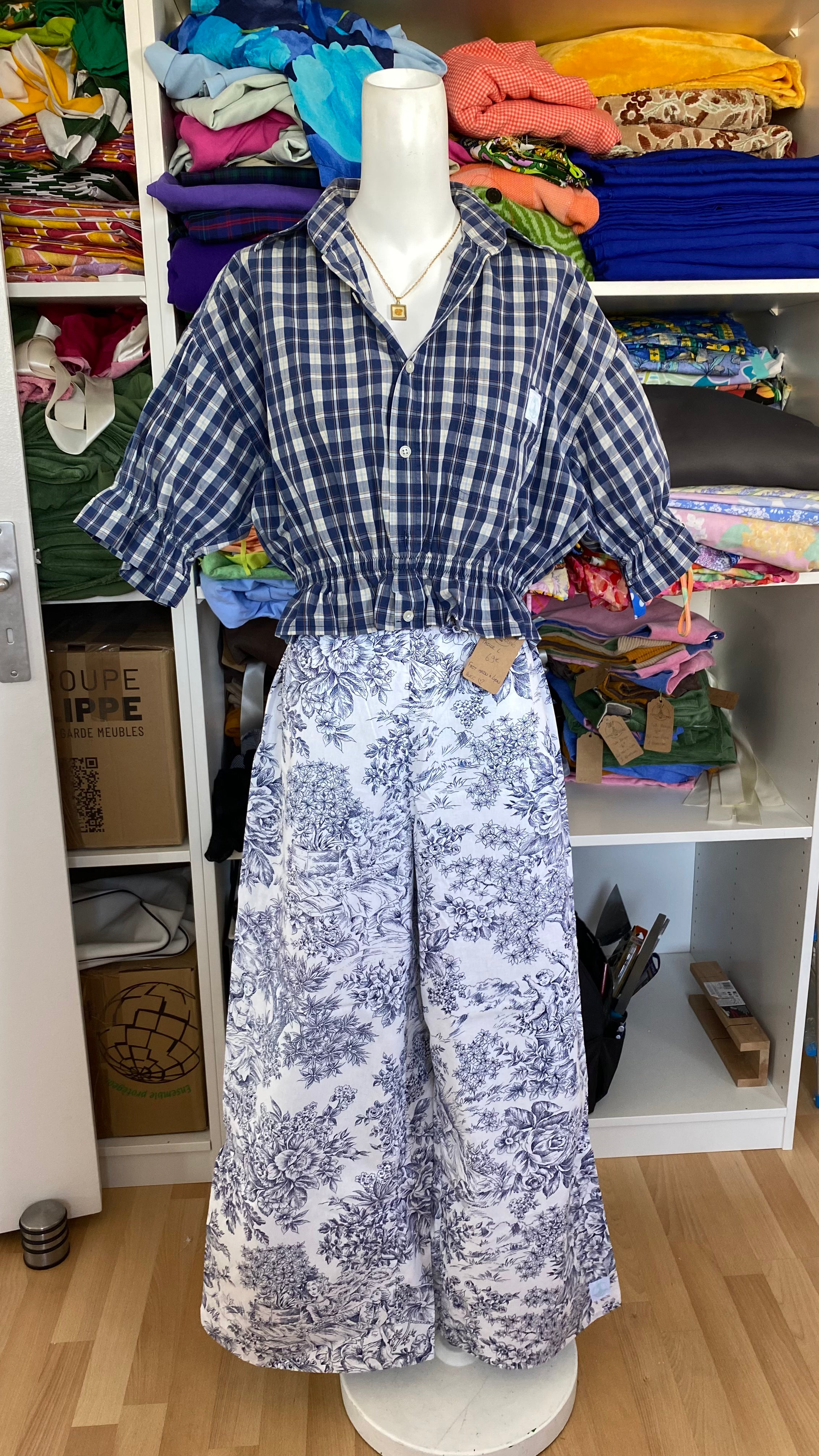 Intemporelle • T. 36 à 40 • Chemise crop carreaux bleu et beige