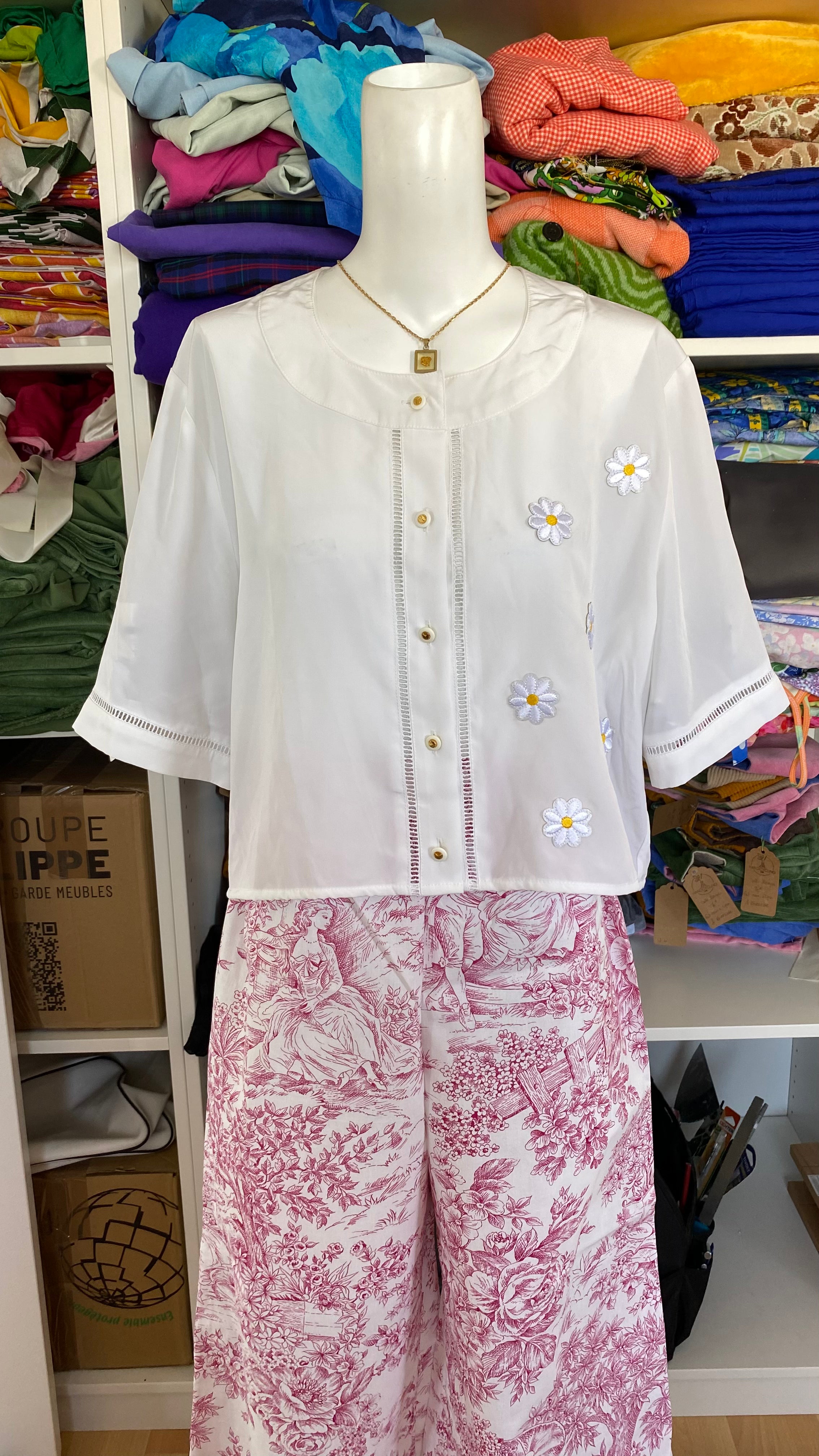 Cropped • T. 38 à 44 • Chemise blanche à fleurs