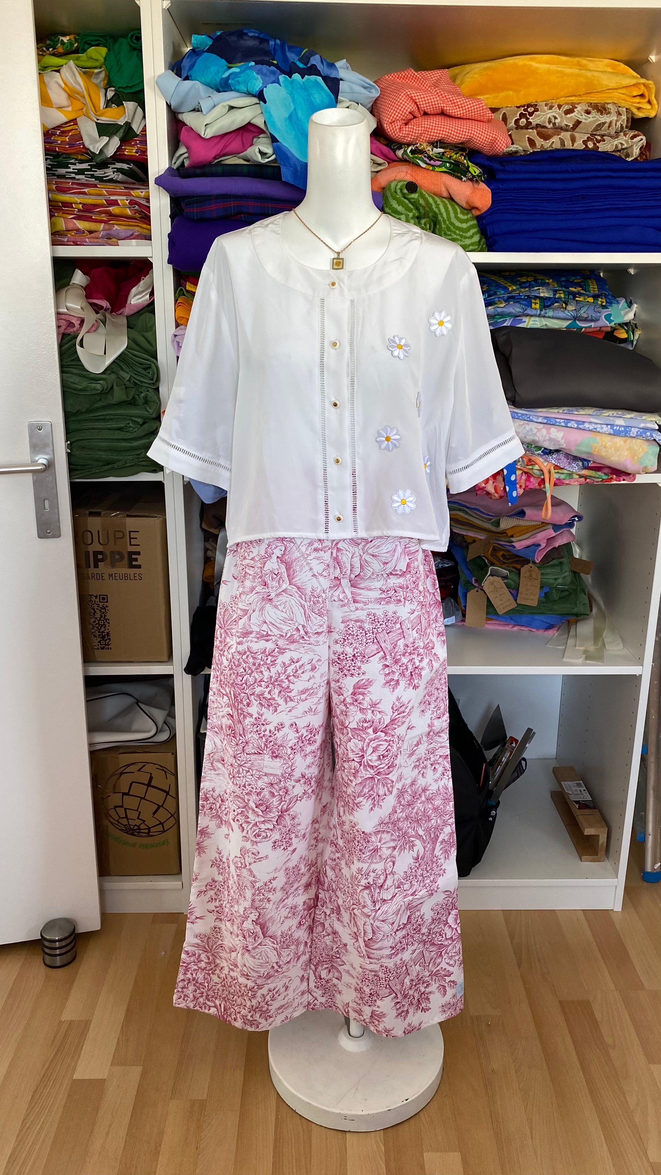 Cropped • T. 38 à 44 • Chemise blanche à fleurs