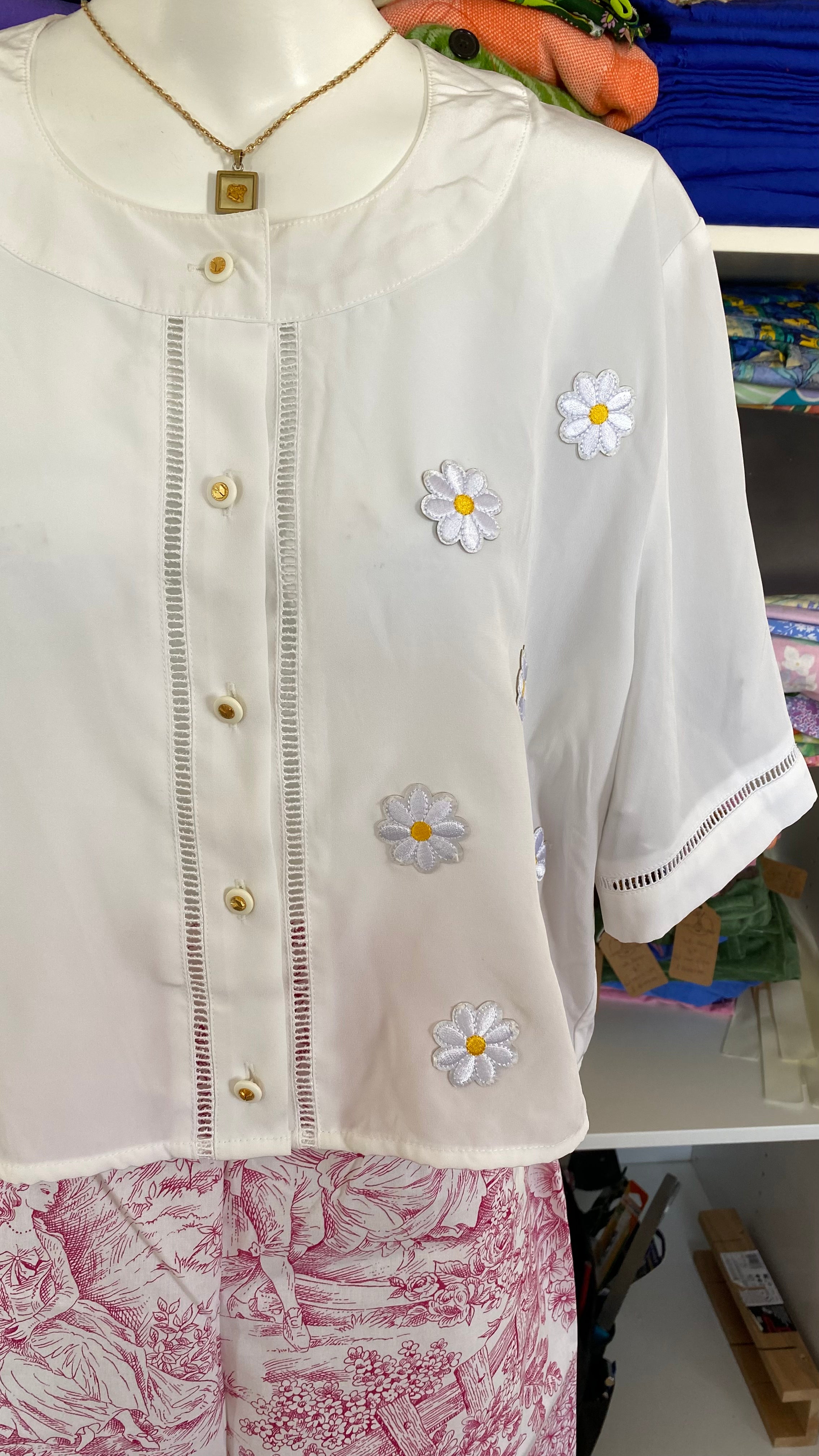 Cropped • T. 38 à 44 • Chemise blanche à fleurs