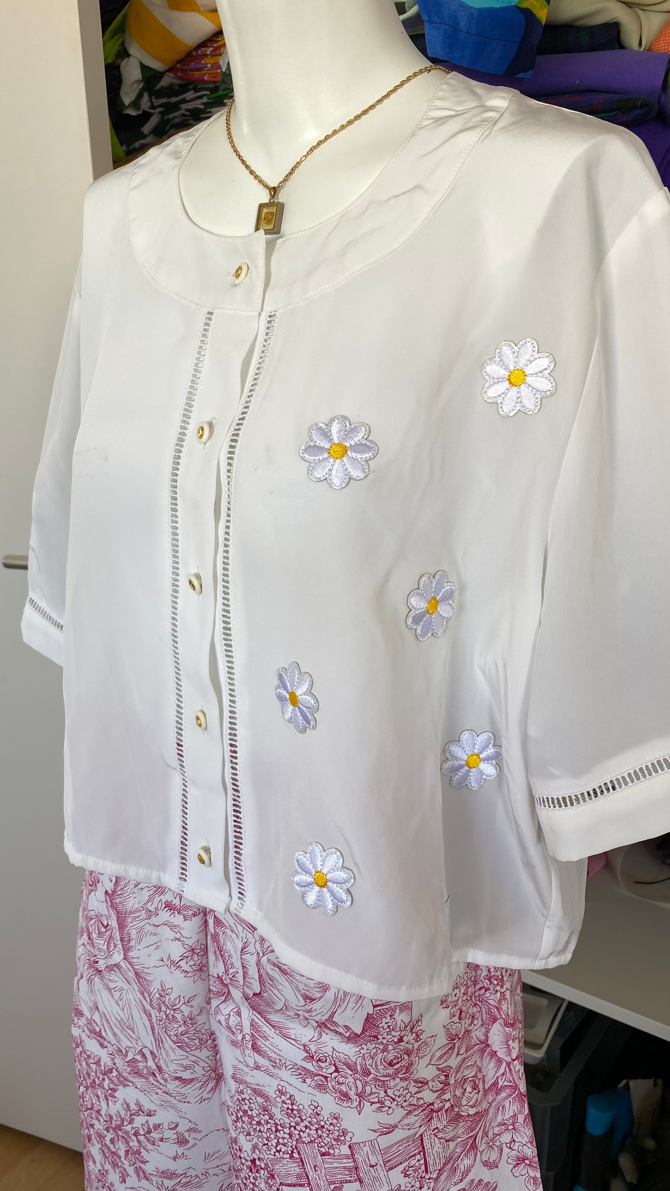 Cropped • T. 38 à 44 • Chemise blanche à fleurs