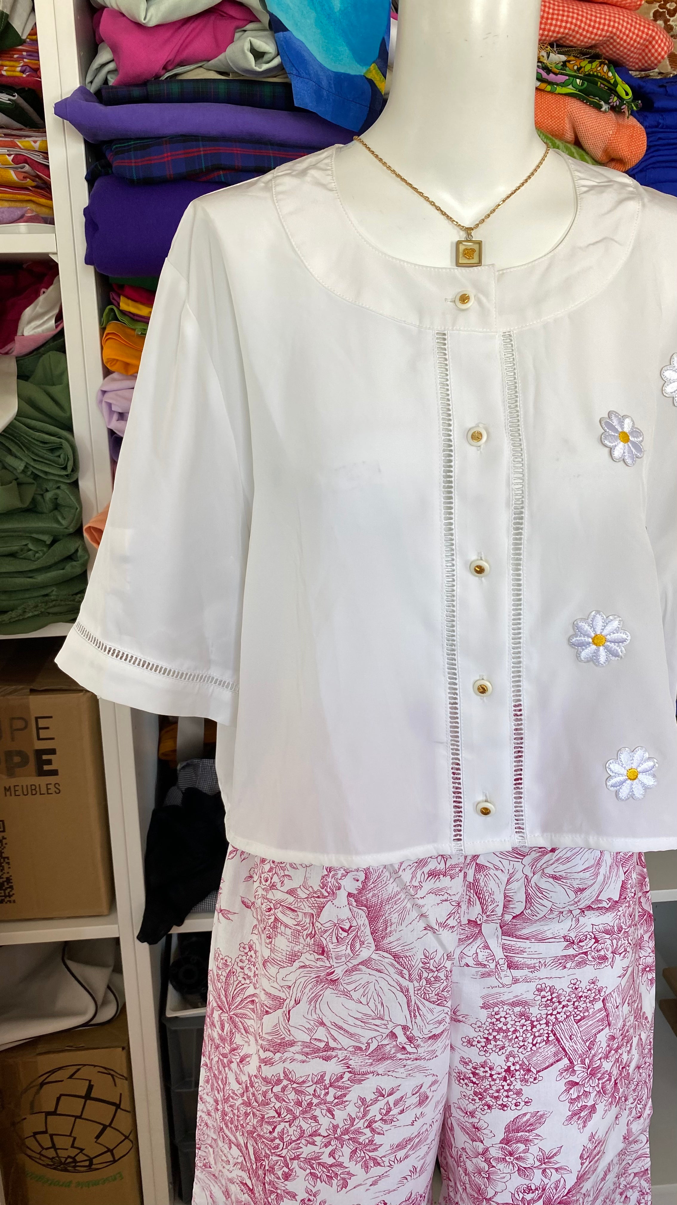 Cropped • T. 38 à 44 • Chemise blanche à fleurs