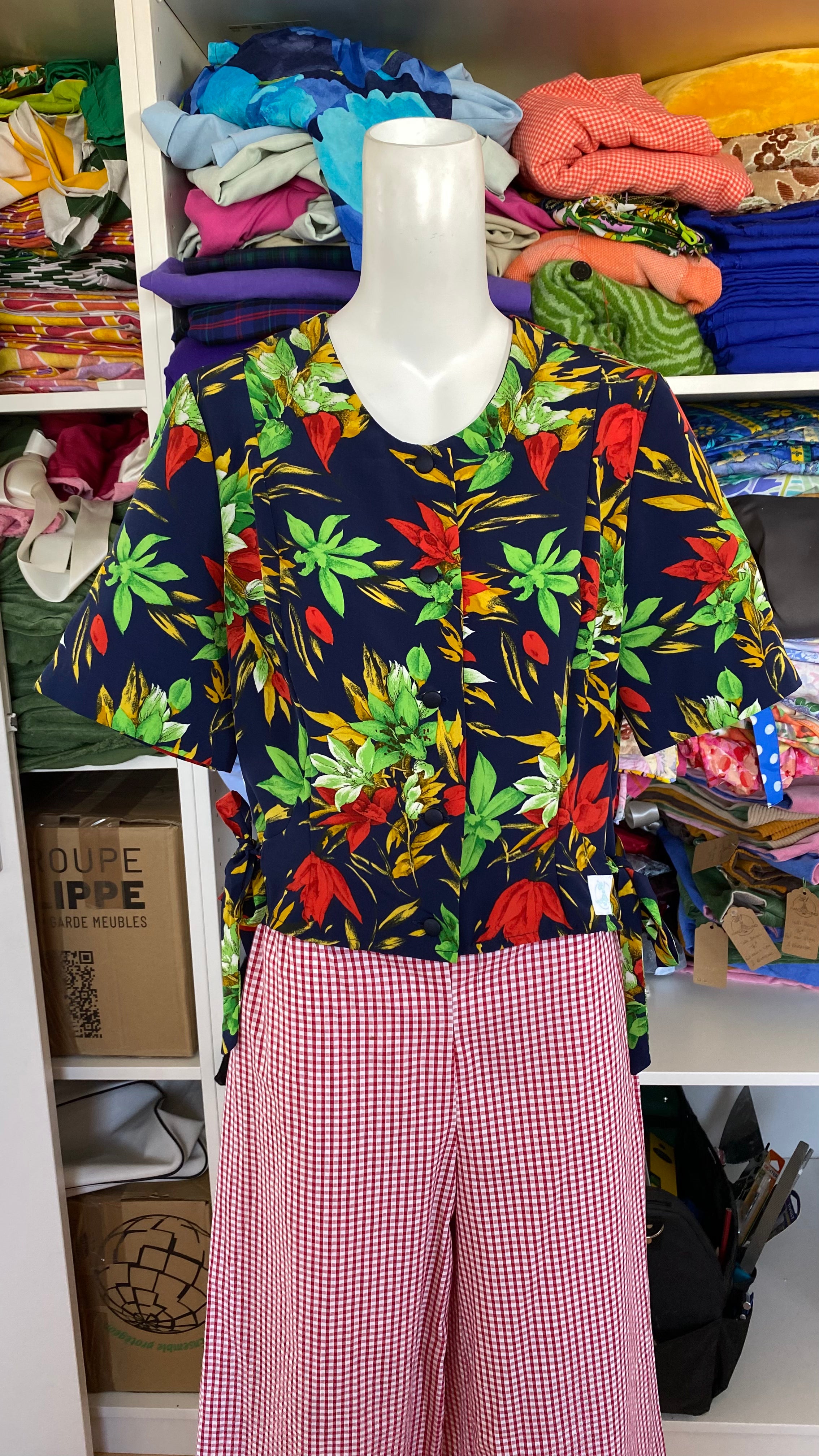 Cropped • T. 34 à 38 • Chemise marine à fleurs