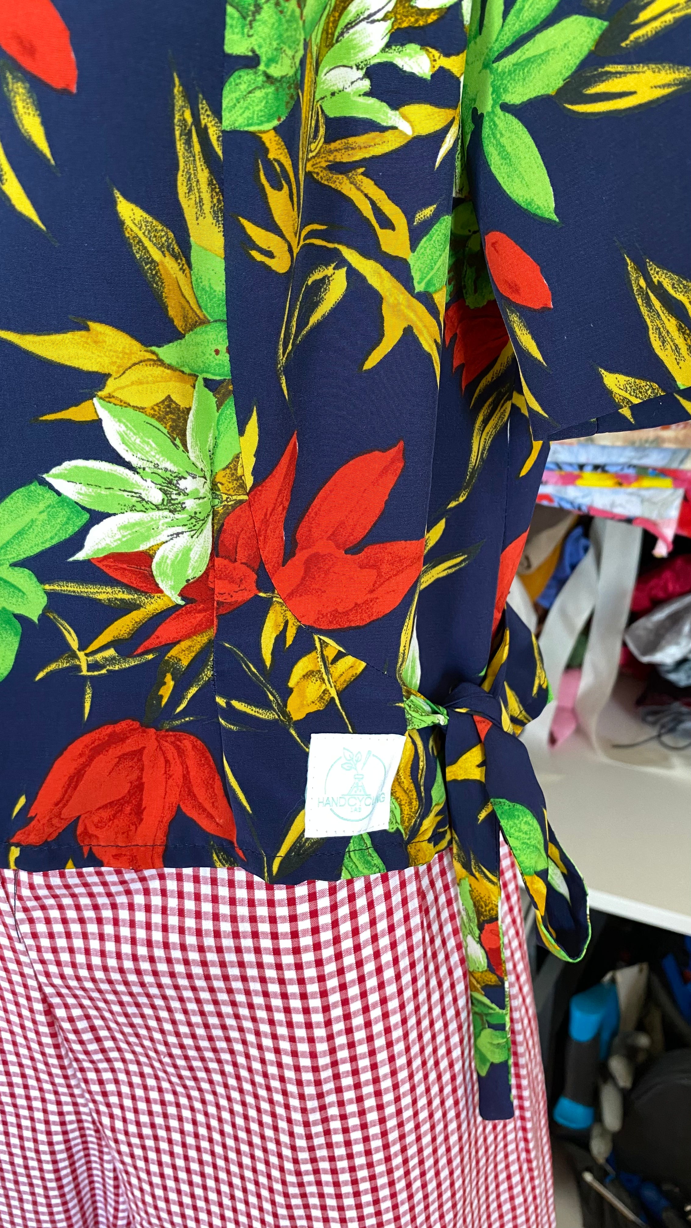 Cropped • T. 34 à 38 • Chemise marine à fleurs