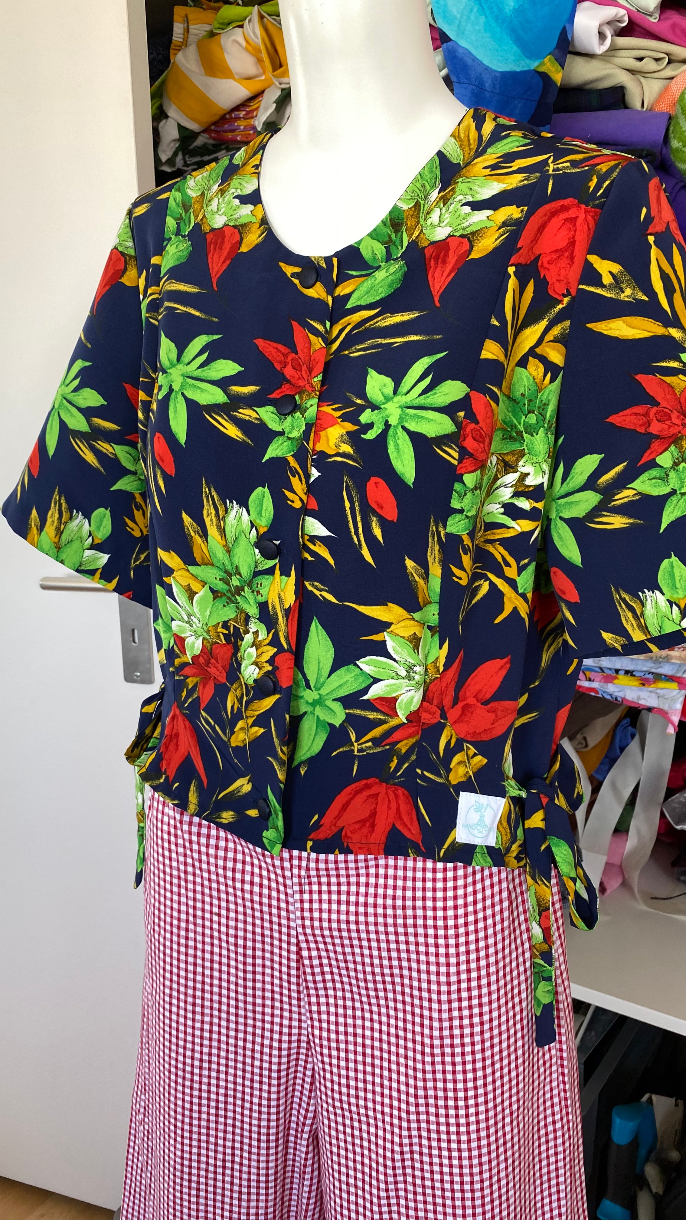 Cropped • T. 34 à 38 • Chemise marine à fleurs
