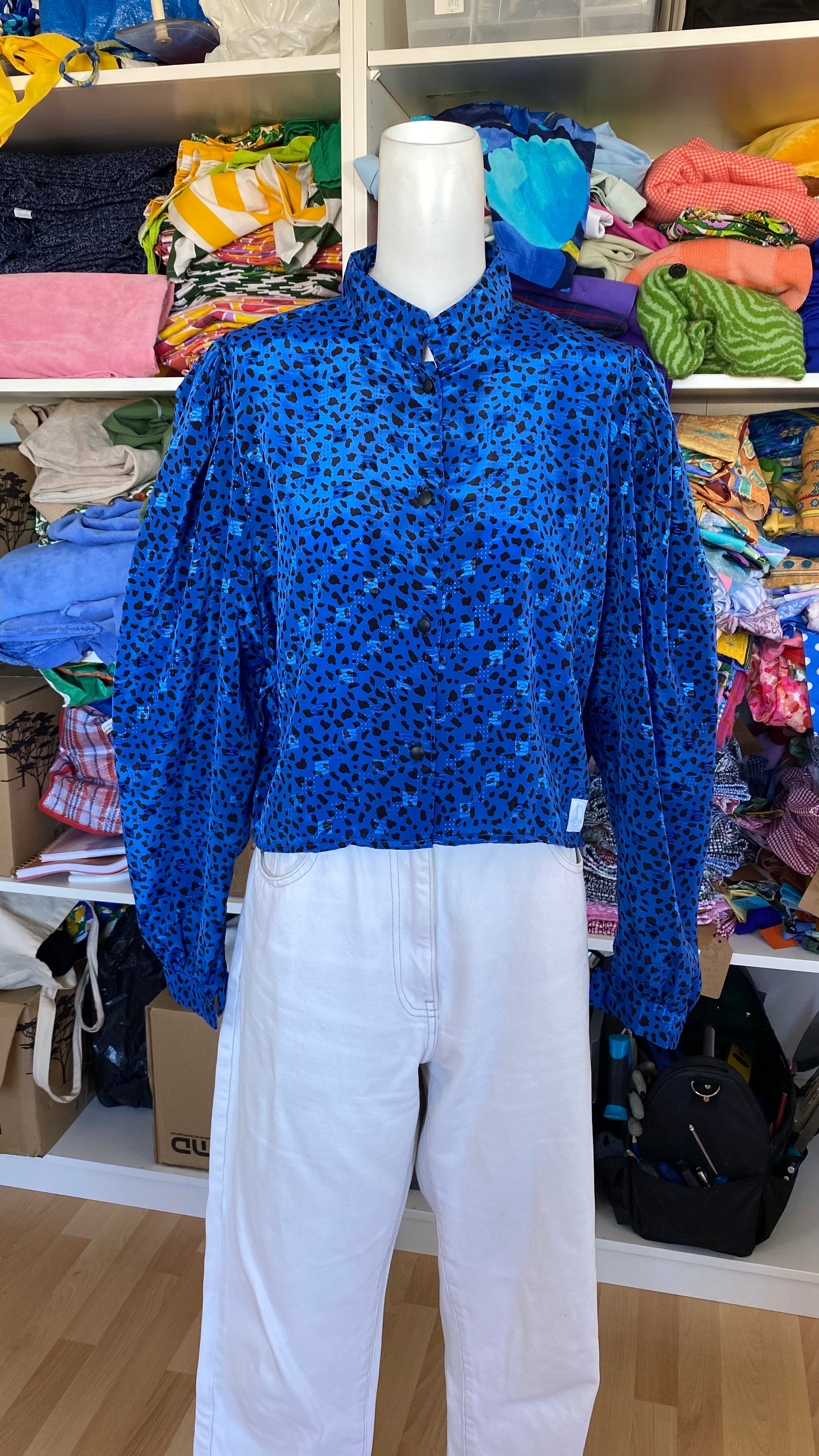 Cropped • T. 38 à 44 • Chemise bleu roi satinée à pois
