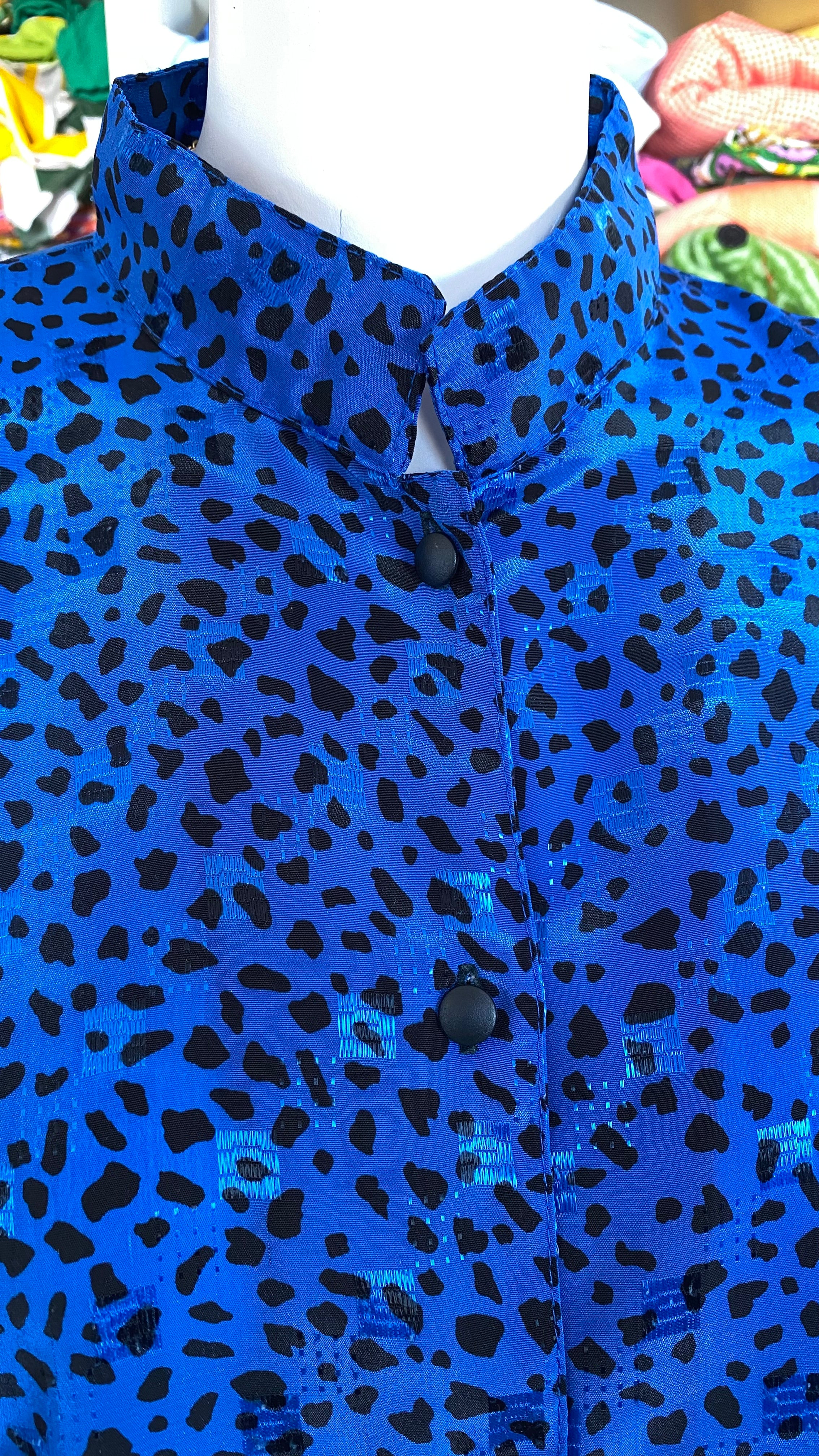 Cropped • T. 38 à 44 • Chemise bleu roi satinée à pois