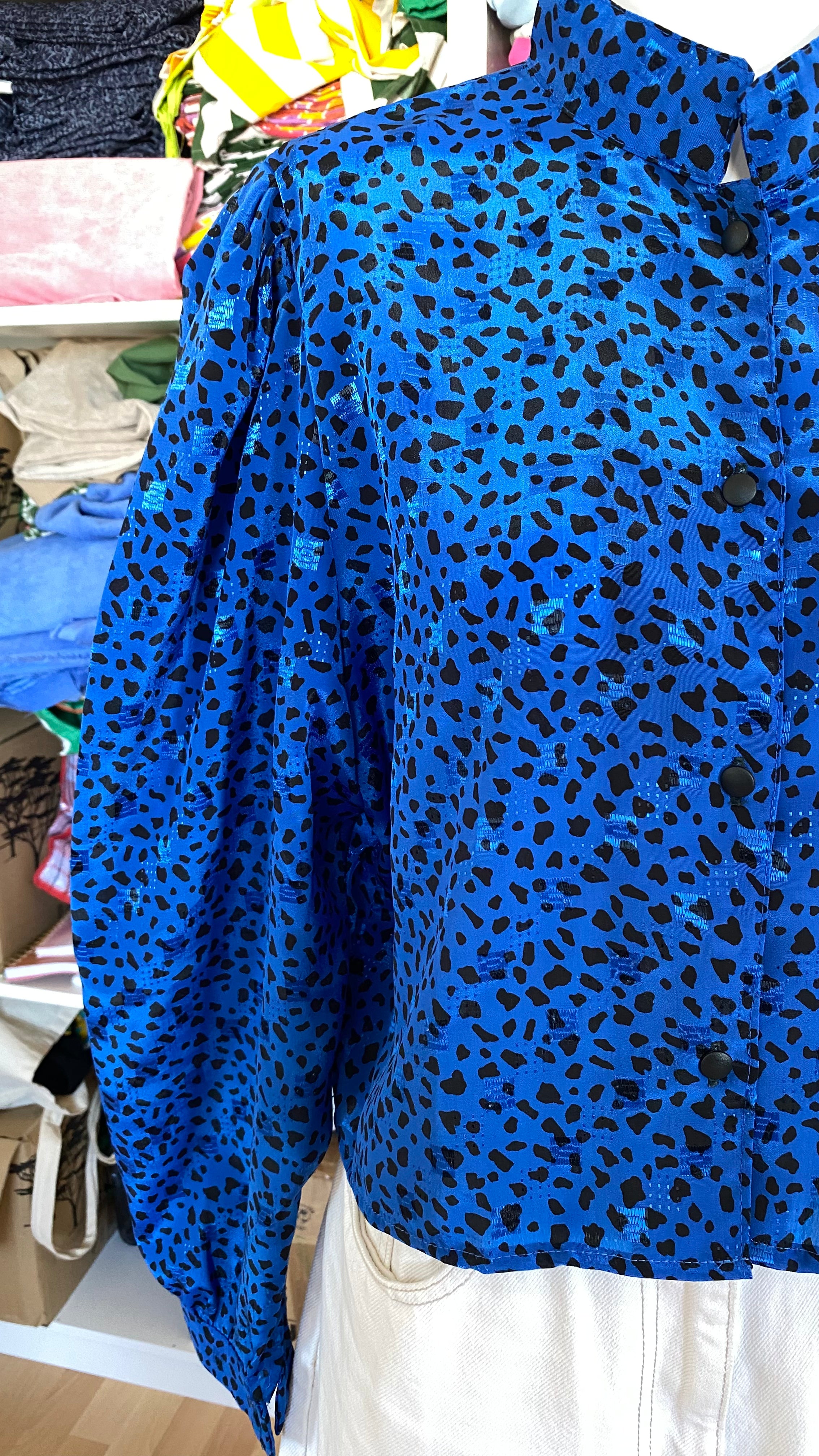 Cropped • T. 38 à 44 • Chemise bleu roi satinée à pois