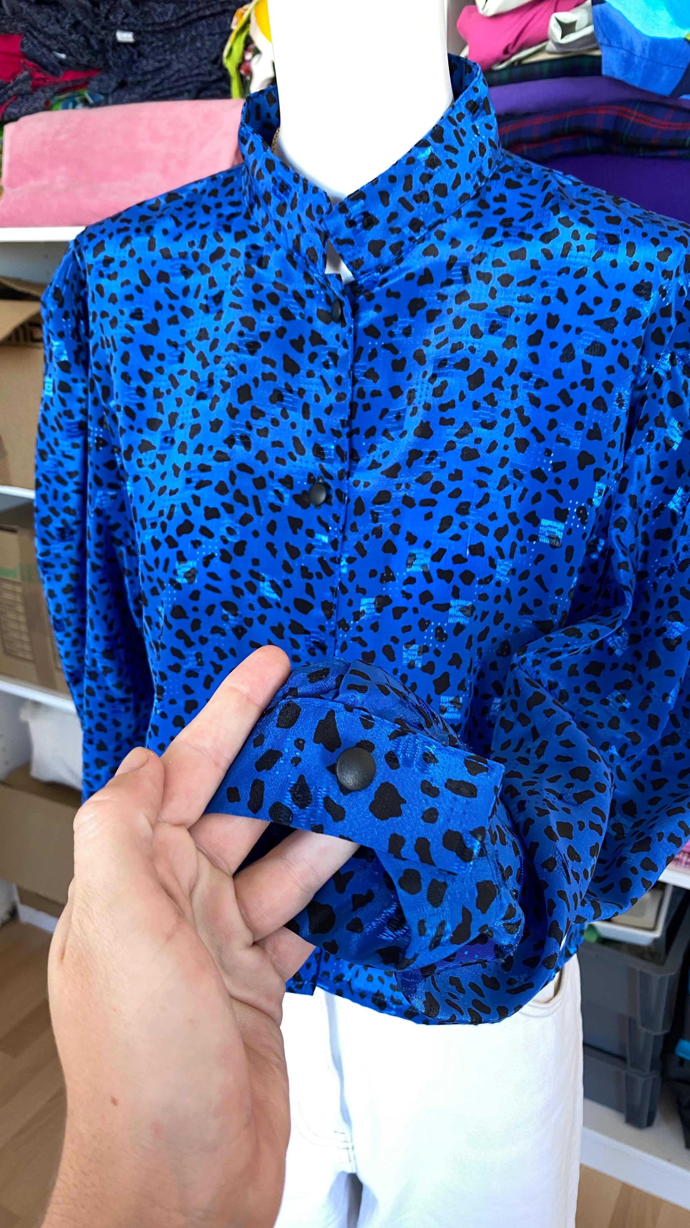 Cropped • T. 38 à 44 • Chemise bleu roi satinée à pois